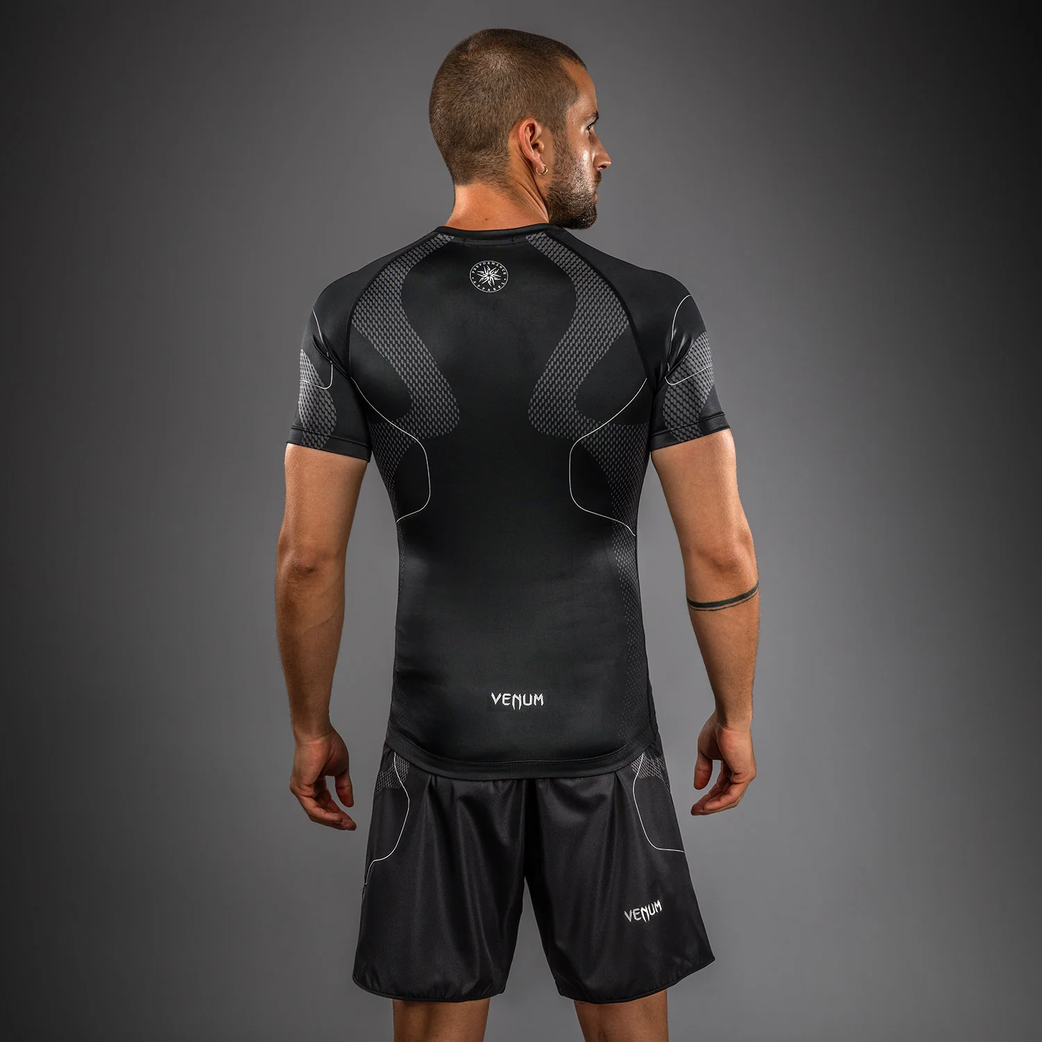 Venum Nexus Kurzarm Rashguard – Schwarz/Silber - Image 3