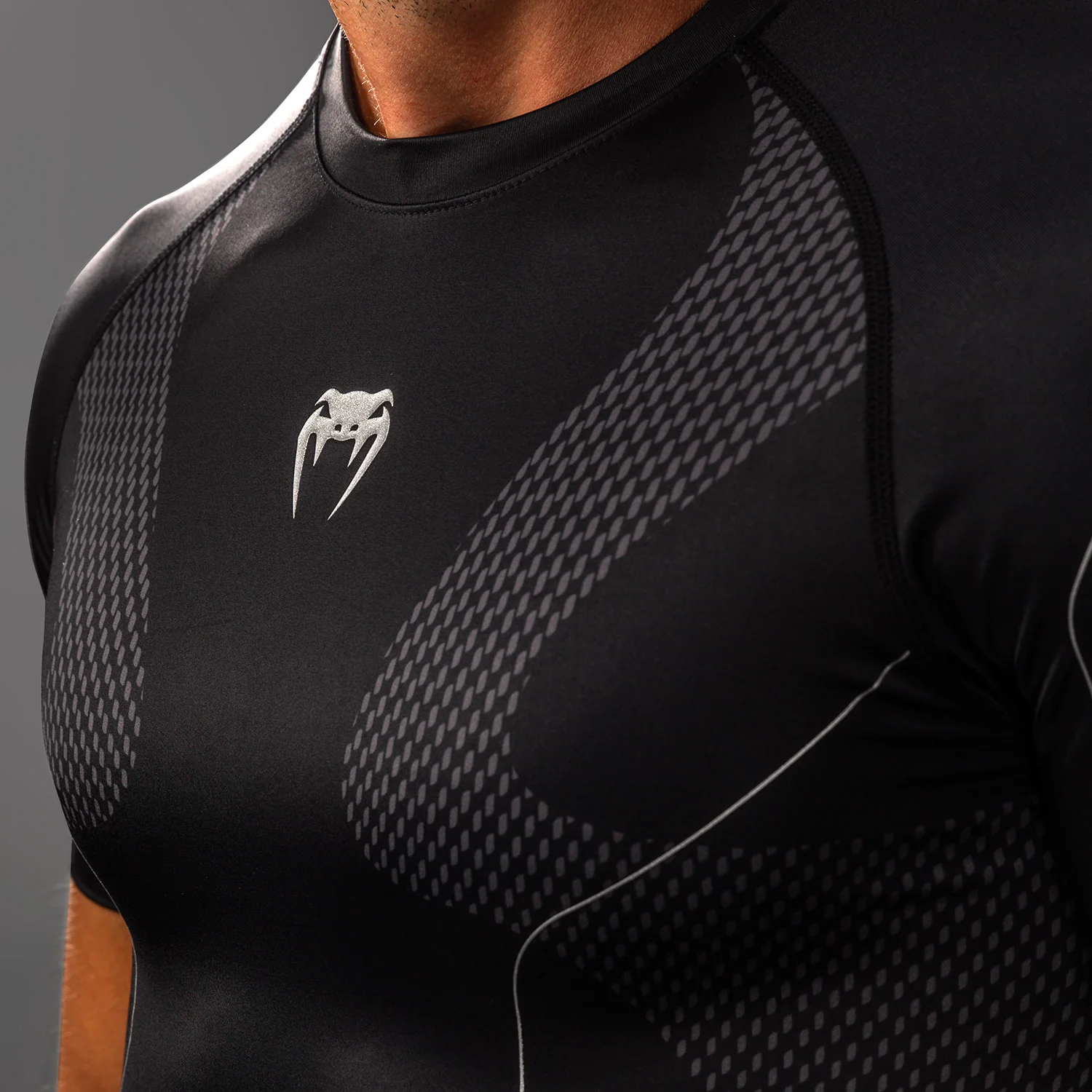 Venum Nexus Kurzarm Rashguard – Schwarz/Silber - Image 4