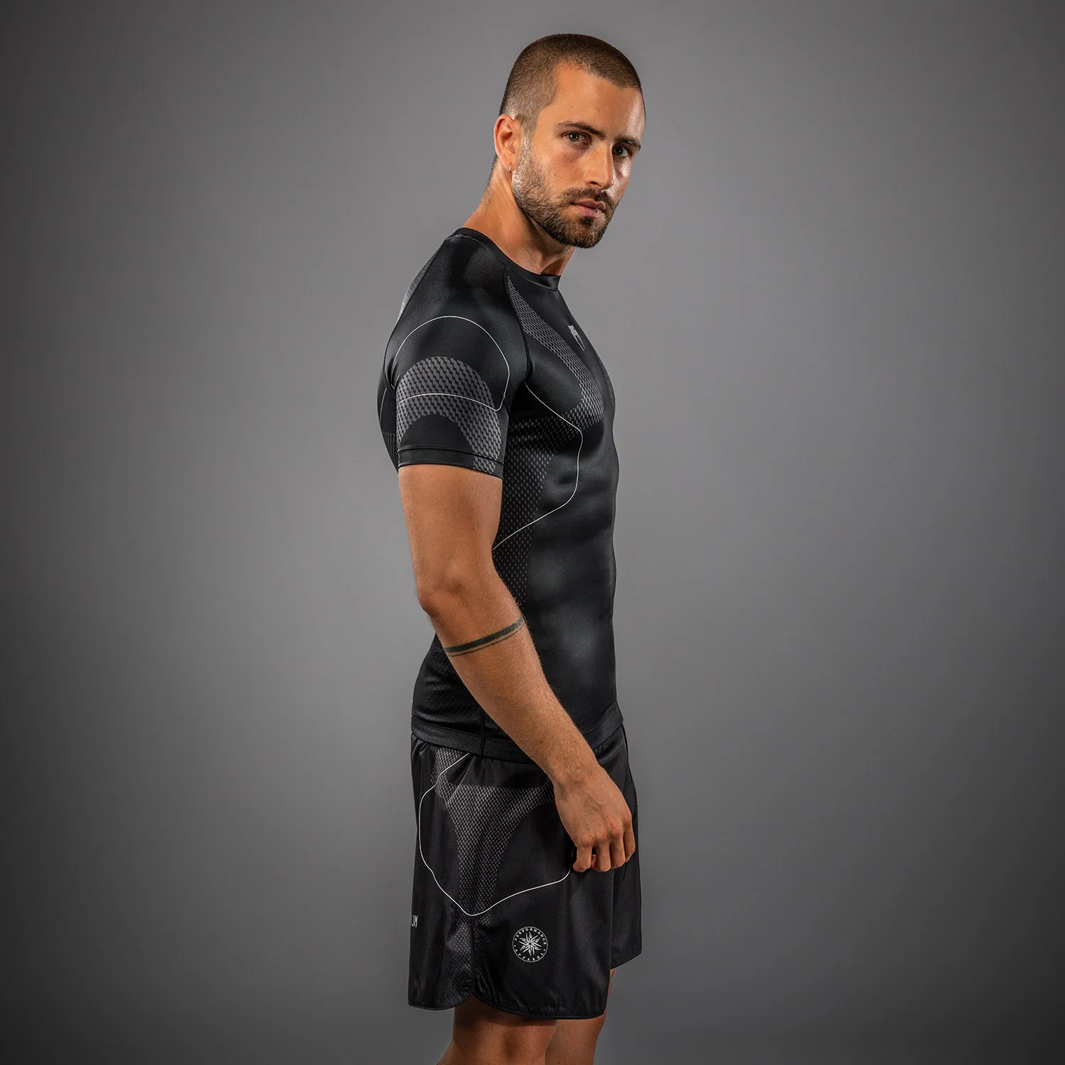 Venum Nexus Kurzarm Rashguard – Schwarz/Silber - Image 7