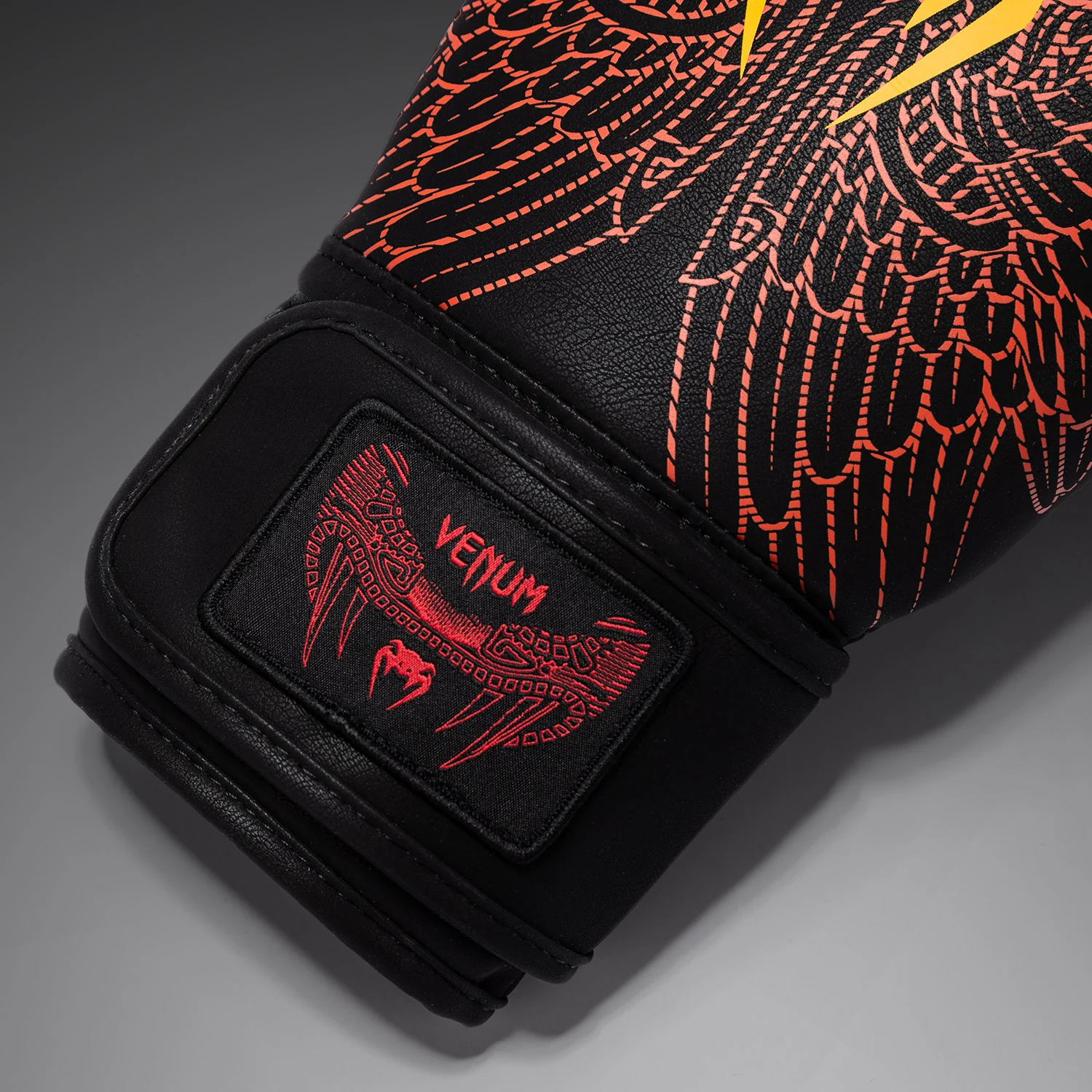 Venum Quetzal Fury Boxhandschuhe - Schwarz/Fury Rot/Tangerine - Image 4