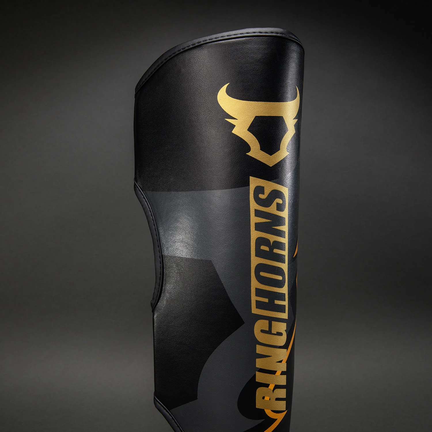 Ringhorns Charger by Venum Schienbeinschoner – Schwarz/Gold - Image 4
