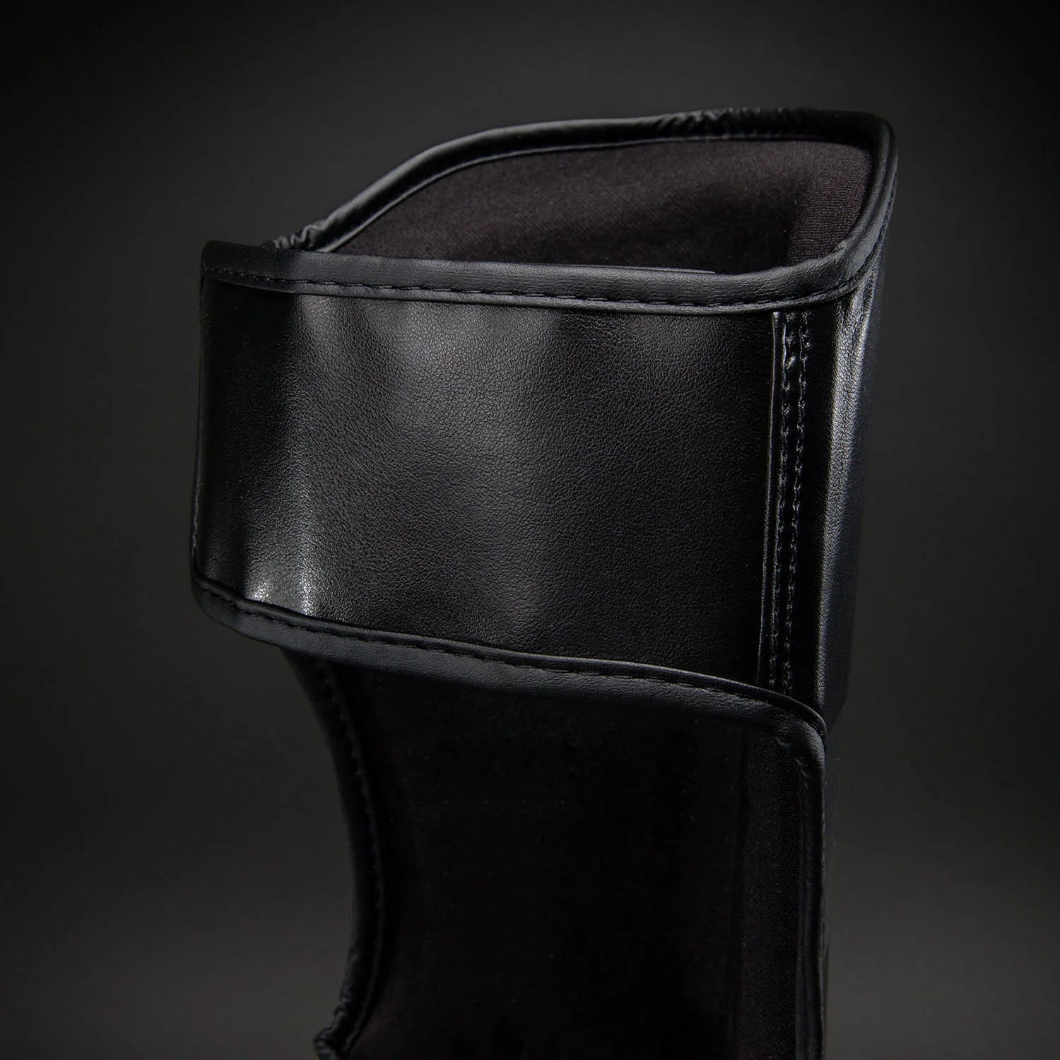 Ringhorns Charger by Venum Schienbeinschoner – Schwarz/Gold - Image 5