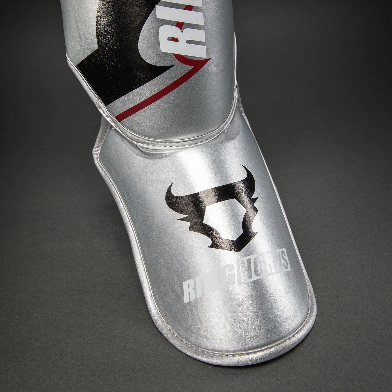 Ringhorns Charger by Venum Schienbeinschoner – Silber/Schwarz - Image 3