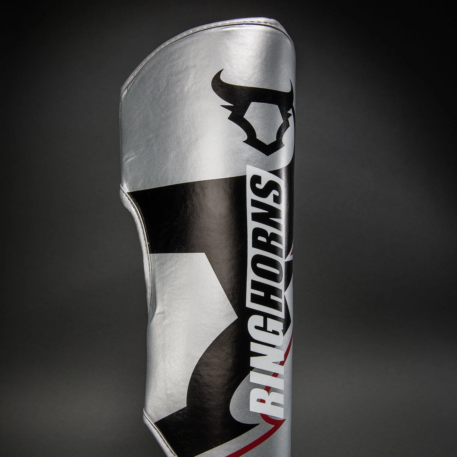 Ringhorns Charger by Venum Schienbeinschoner – Silber/Schwarz - Image 4