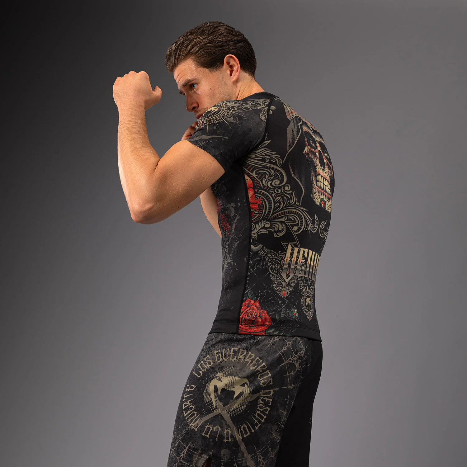 Venum Santa Muerte 5.0 Herren Kurzarm Rashguard - Tiefes Schwarz/Gold - Image 2