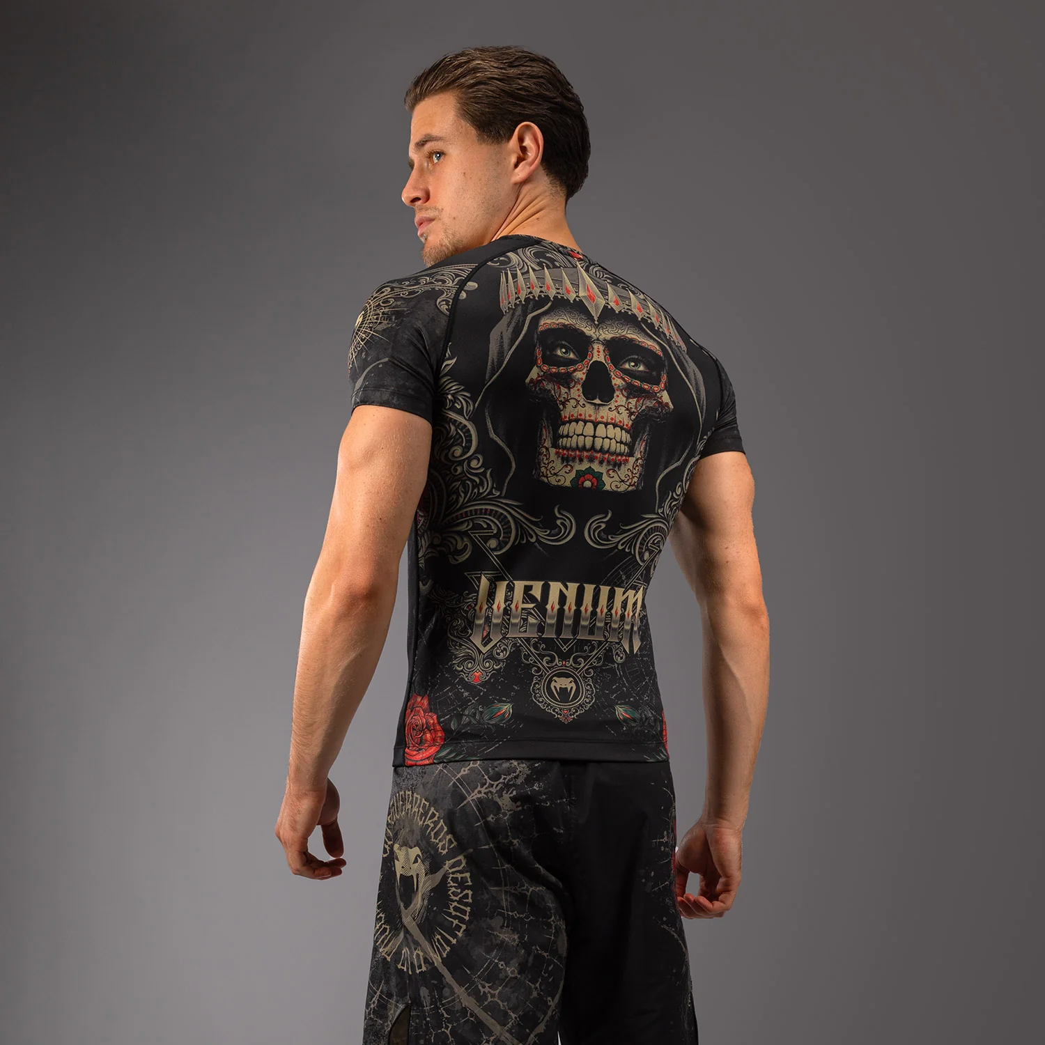 Venum Santa Muerte 5.0 Herren Kurzarm Rashguard - Tiefes Schwarz/Gold - Image 3