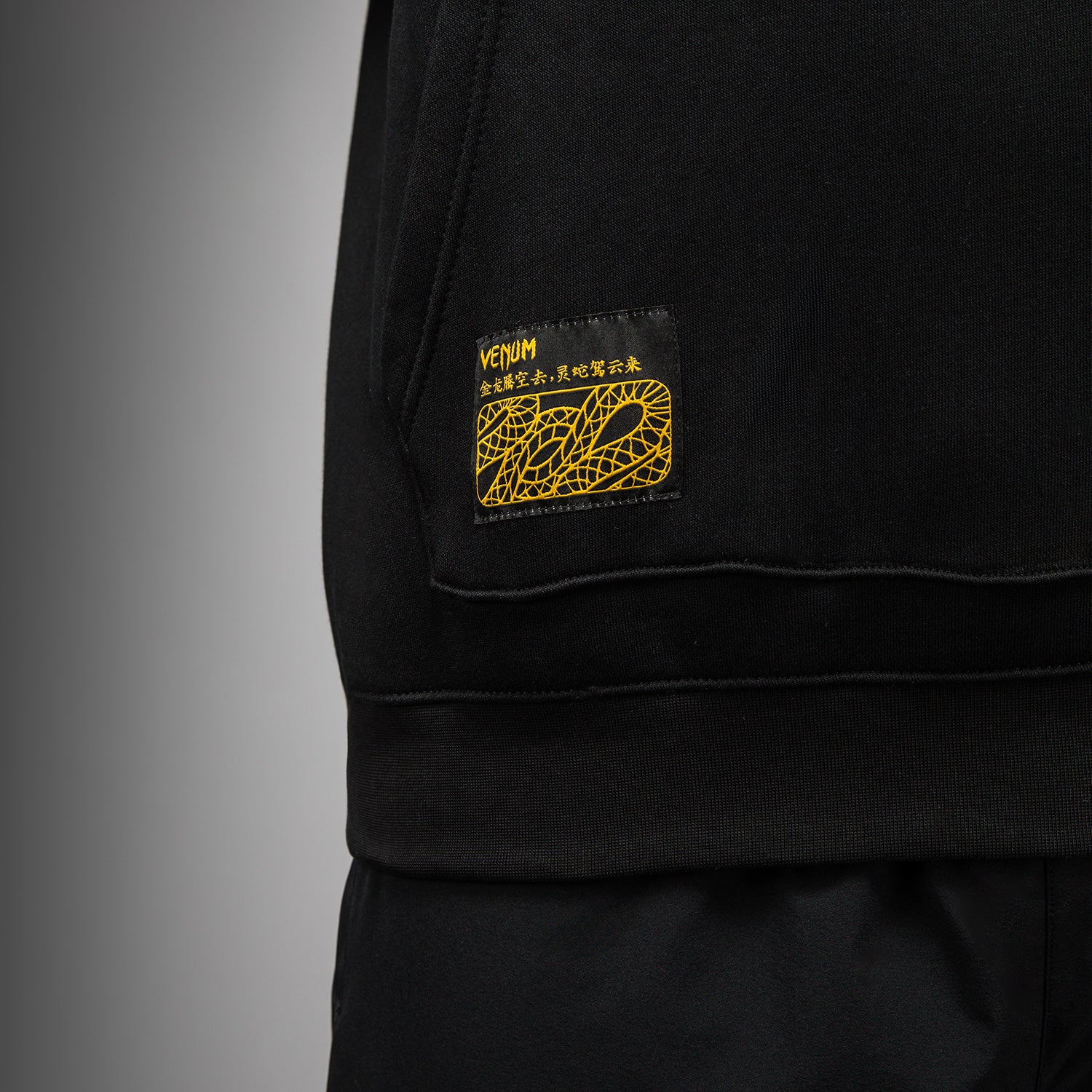Venum Serpenti Hoodie – Schwarz/Silber/Gold - Image 7