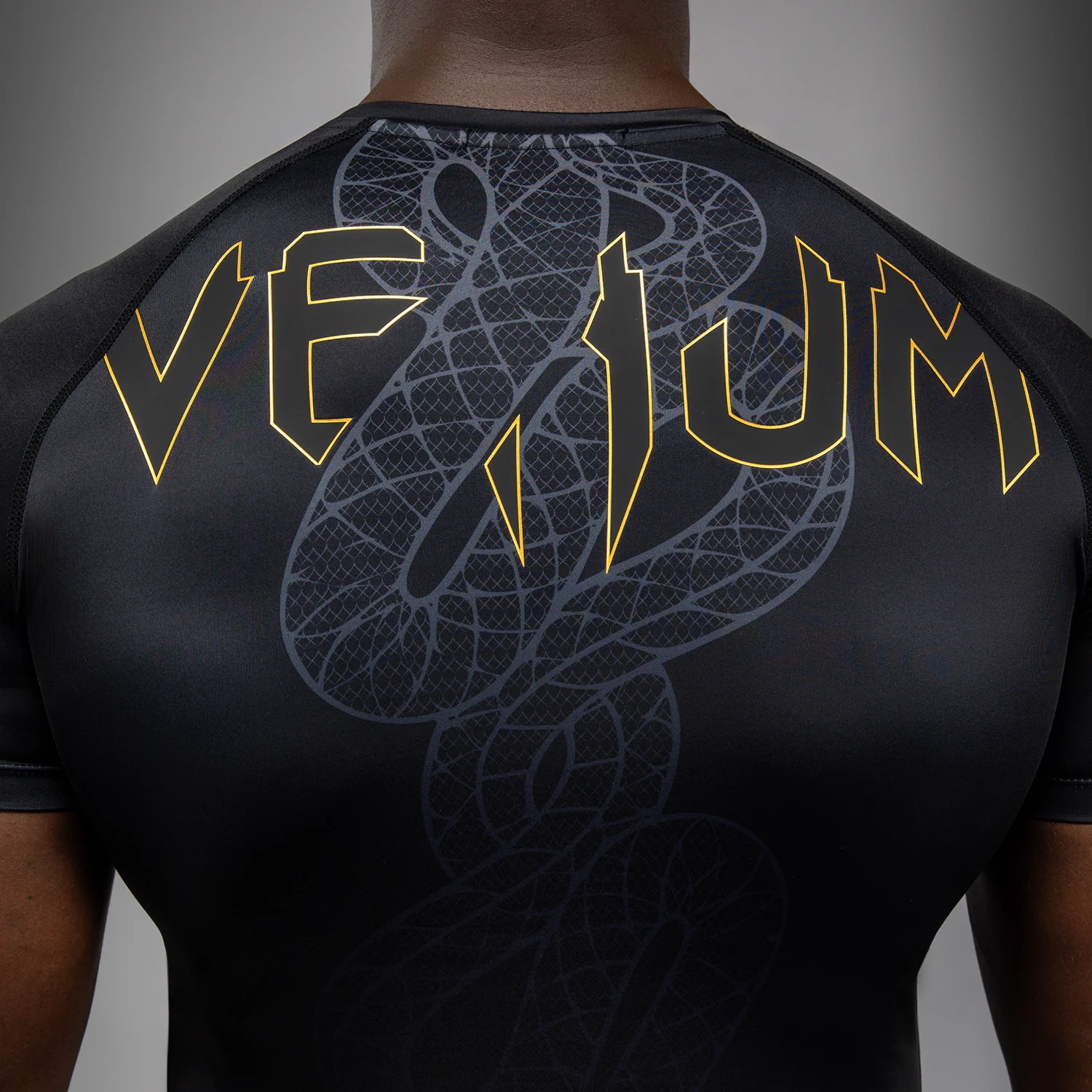 Venum Serpenti Kurzarm Rashguard – Schwarz/Silber/Gold - Image 7