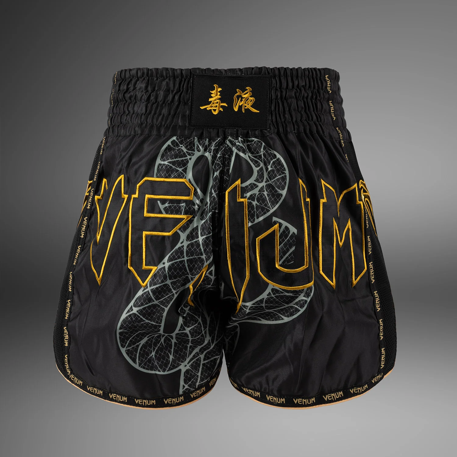 Venum Serpenti Muay Thai Shorts – Schwarz/Silber/Gold - Image 3
