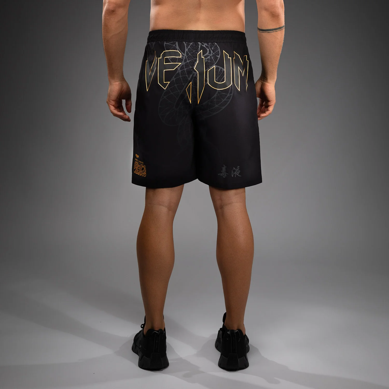 Venum Serpenti Trainingsshorts – Schwarz/Silber/Gold - Image 4