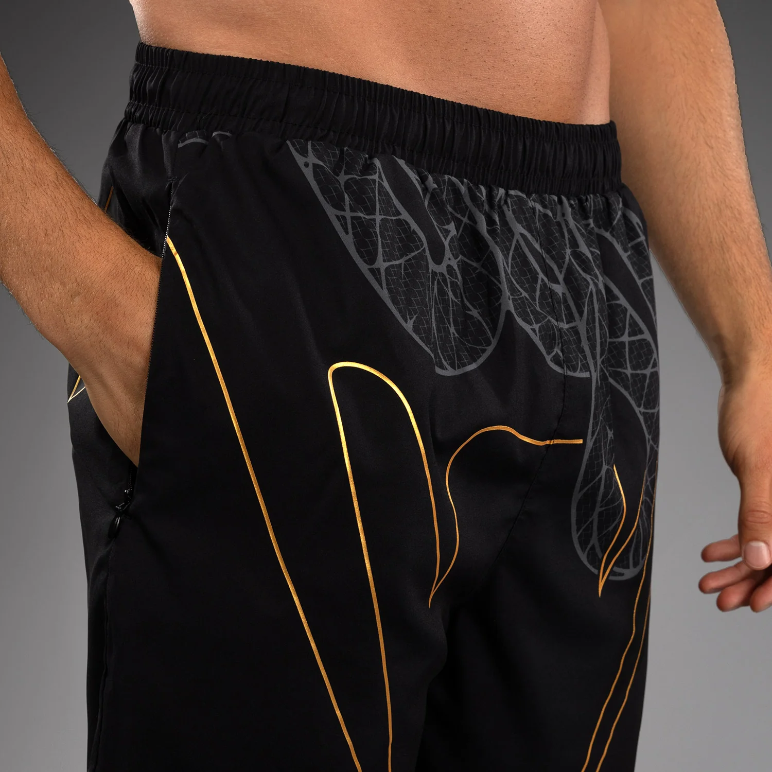 Venum Serpenti Trainingsshorts – Schwarz/Silber/Gold - Image 7