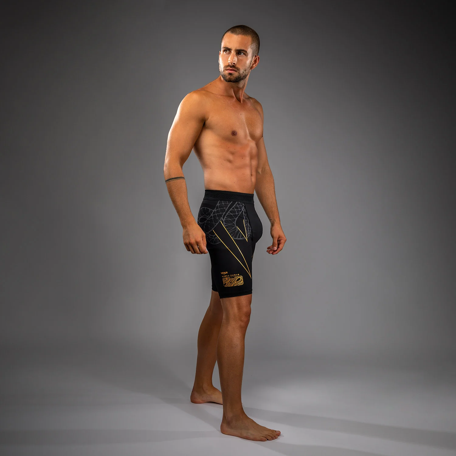 Venum Serpenti Vale Tudo Shorts – Schwarz/Silber/Gold - Image 2