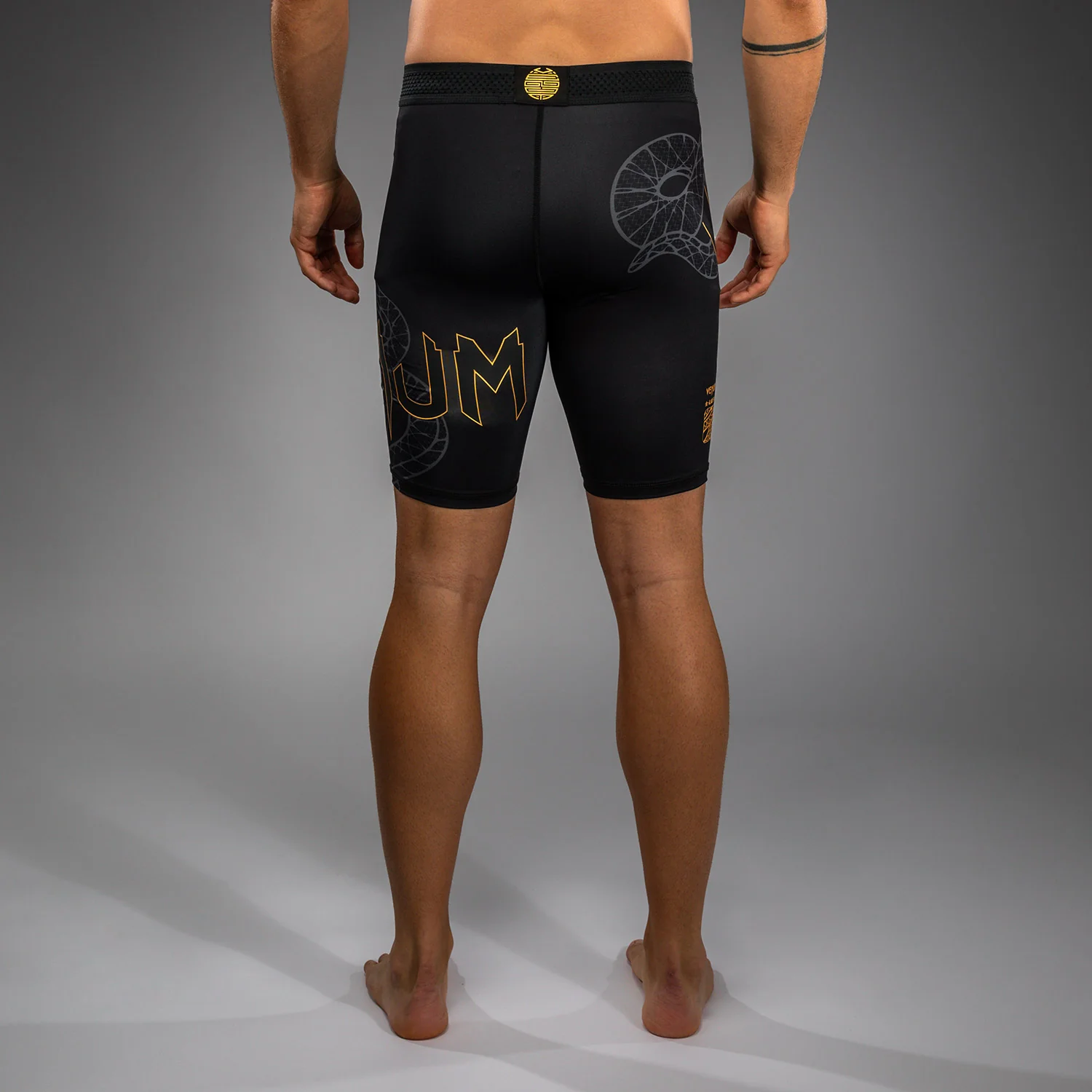 Venum Serpenti Vale Tudo Shorts – Schwarz/Silber/Gold - Image 4