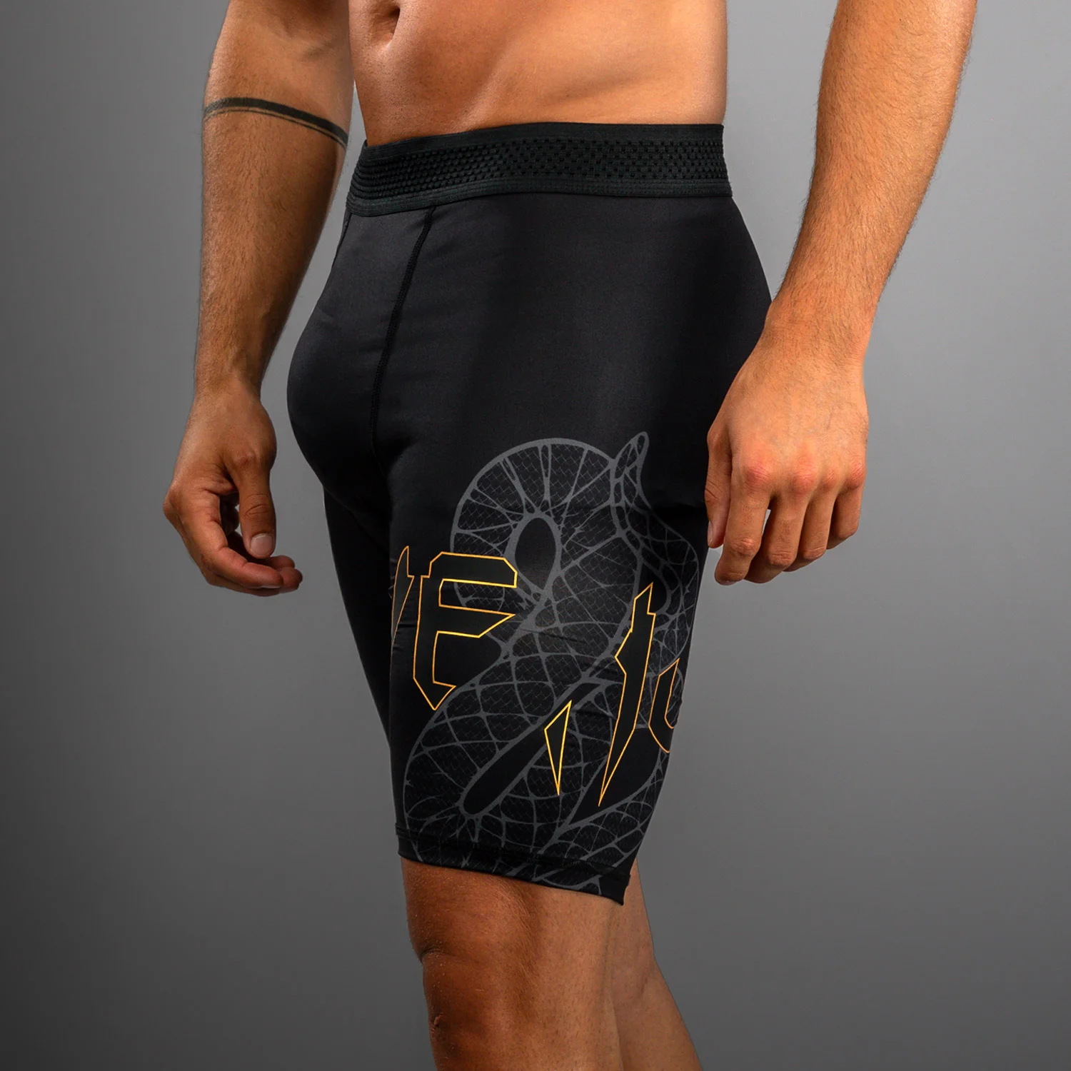 Venum Serpenti Vale Tudo Shorts – Schwarz/Silber/Gold - Image 5