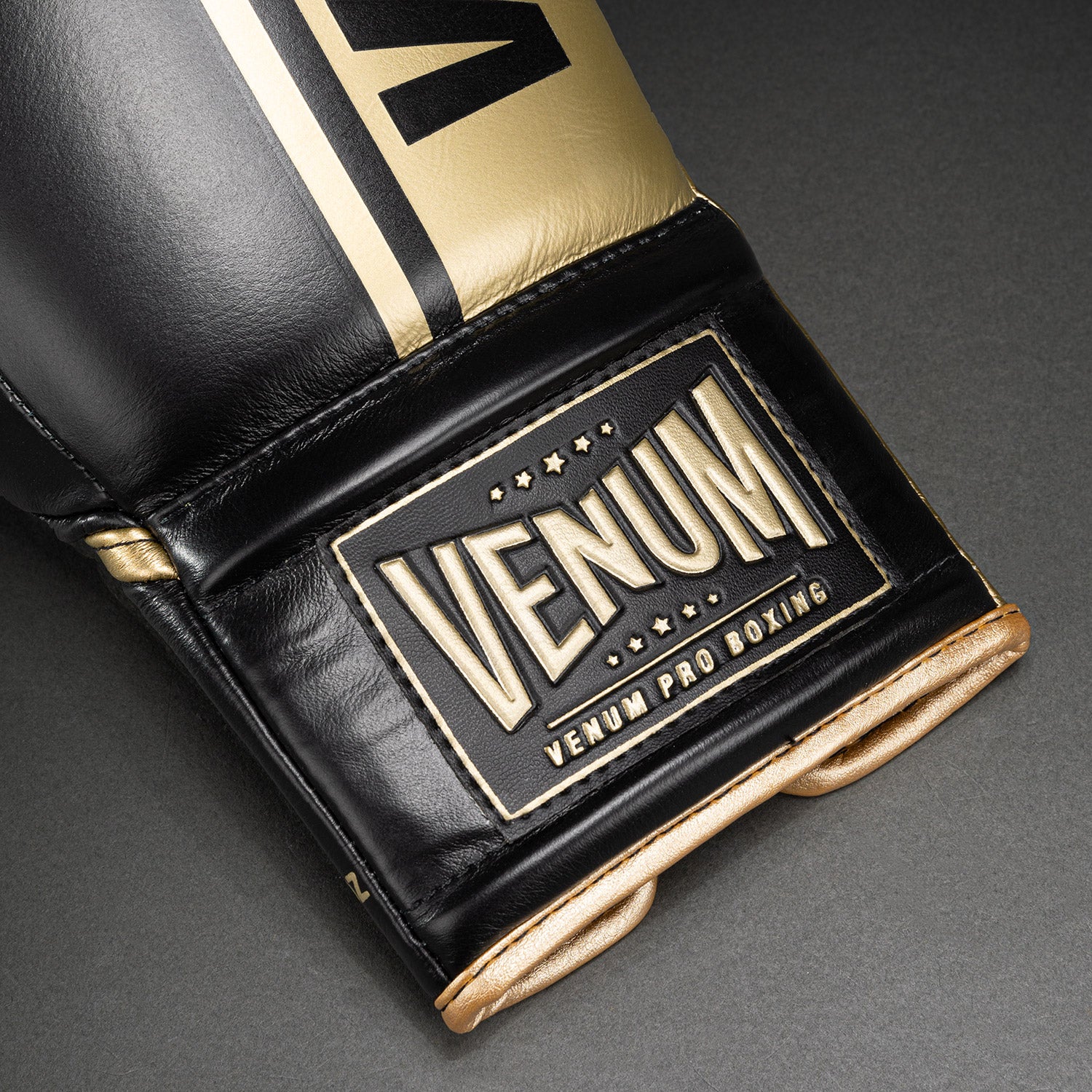 Venum Shield Profi-Boxhandschuhe mit Schnürung - Schwarz/Gold - Image 3