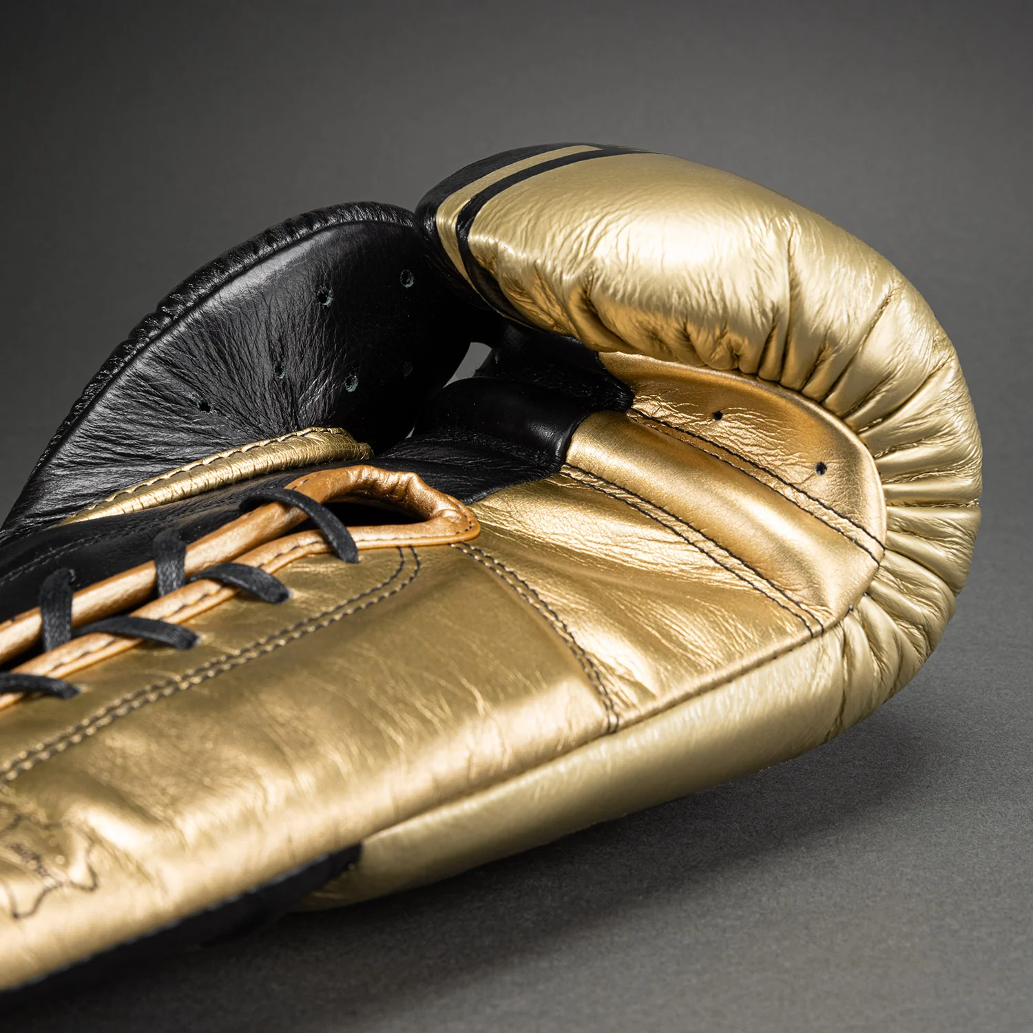 Venum Shield Profi-Boxhandschuhe mit Schnürung - Schwarz/Gold - Image 5