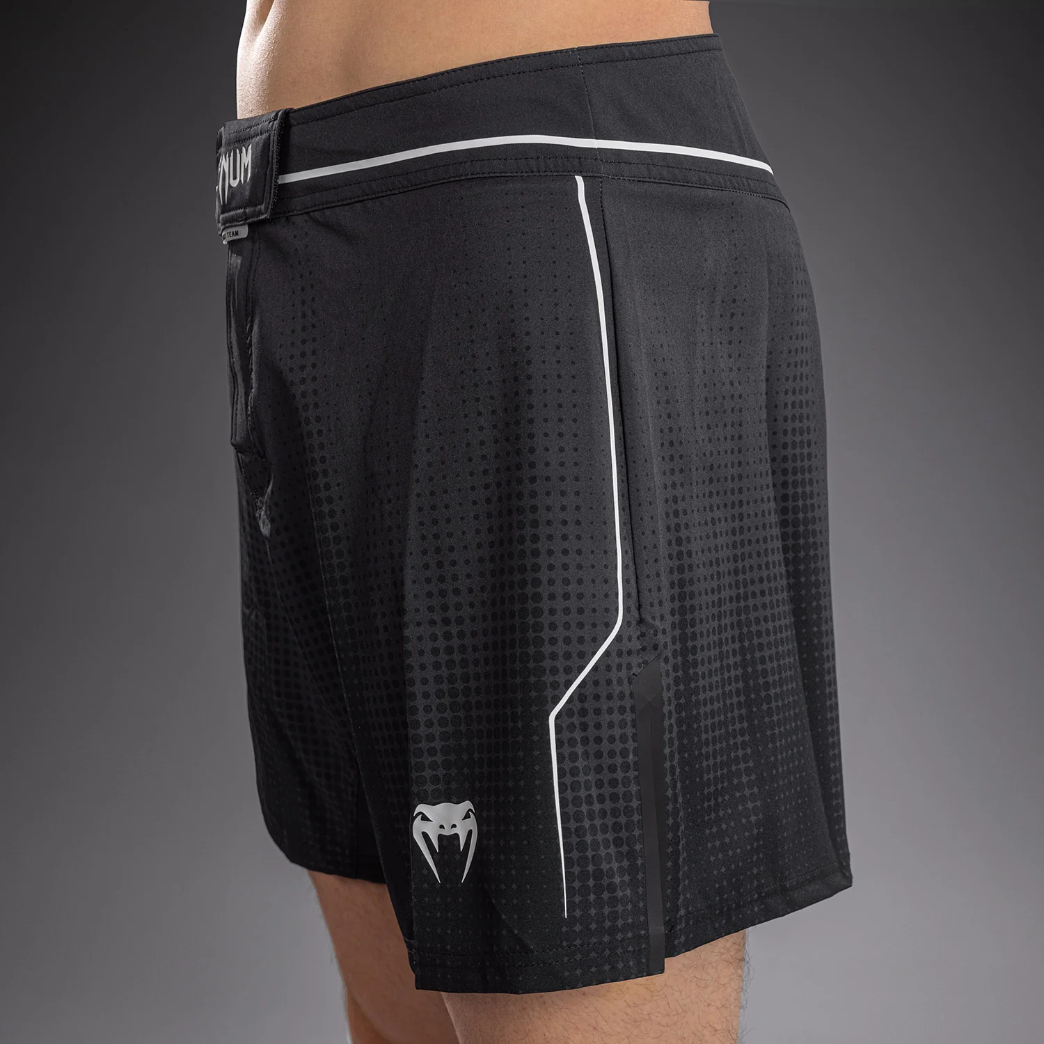 Venum Stealth Fightshorts – Schwarz/Weiß - Image 5