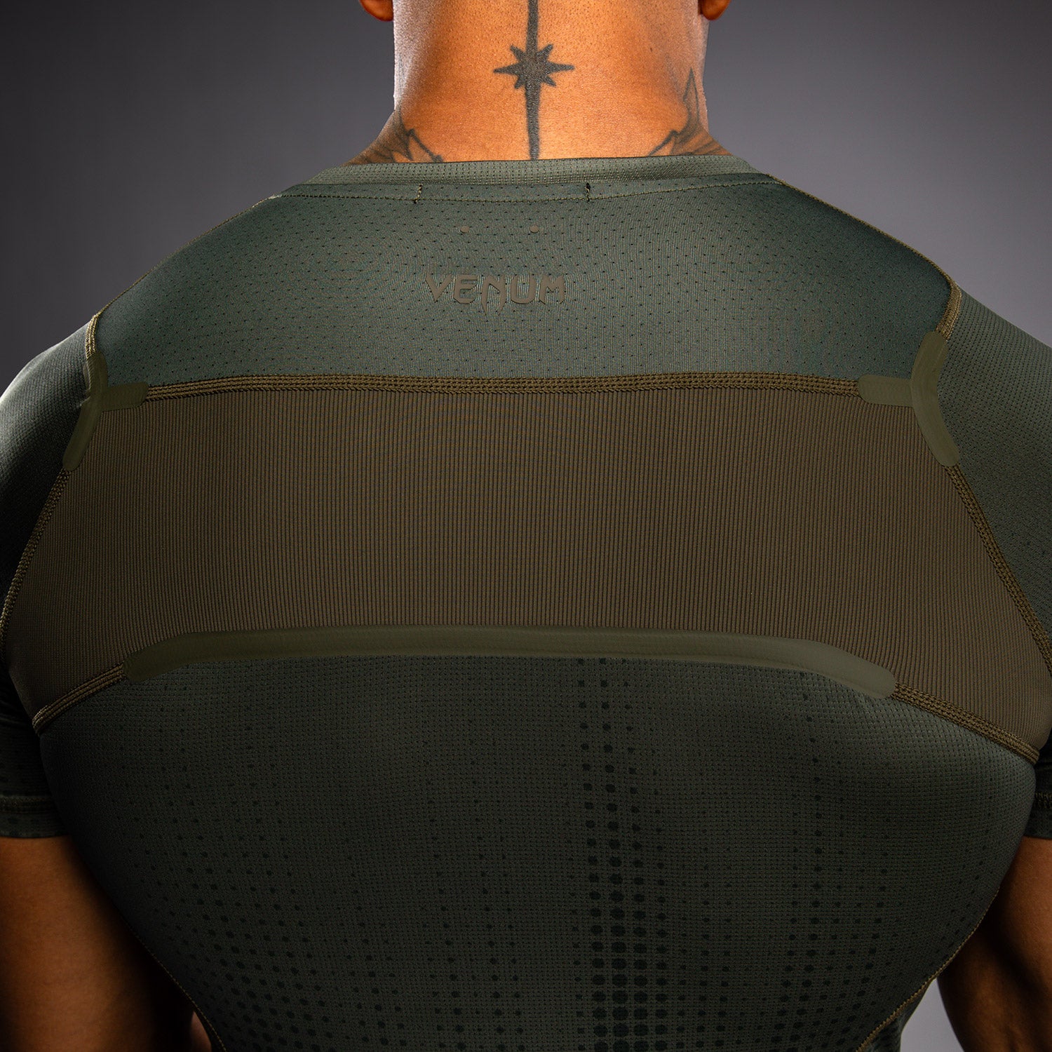 Venum Stealth Kurzarm Rashguard – Khaki/Dunkelgrün - Image 6