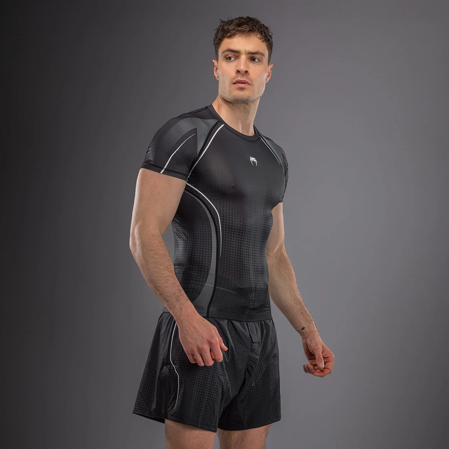 Venum Stealth Kurzarm Rashguard – Schwarz/Weiß - Image 2