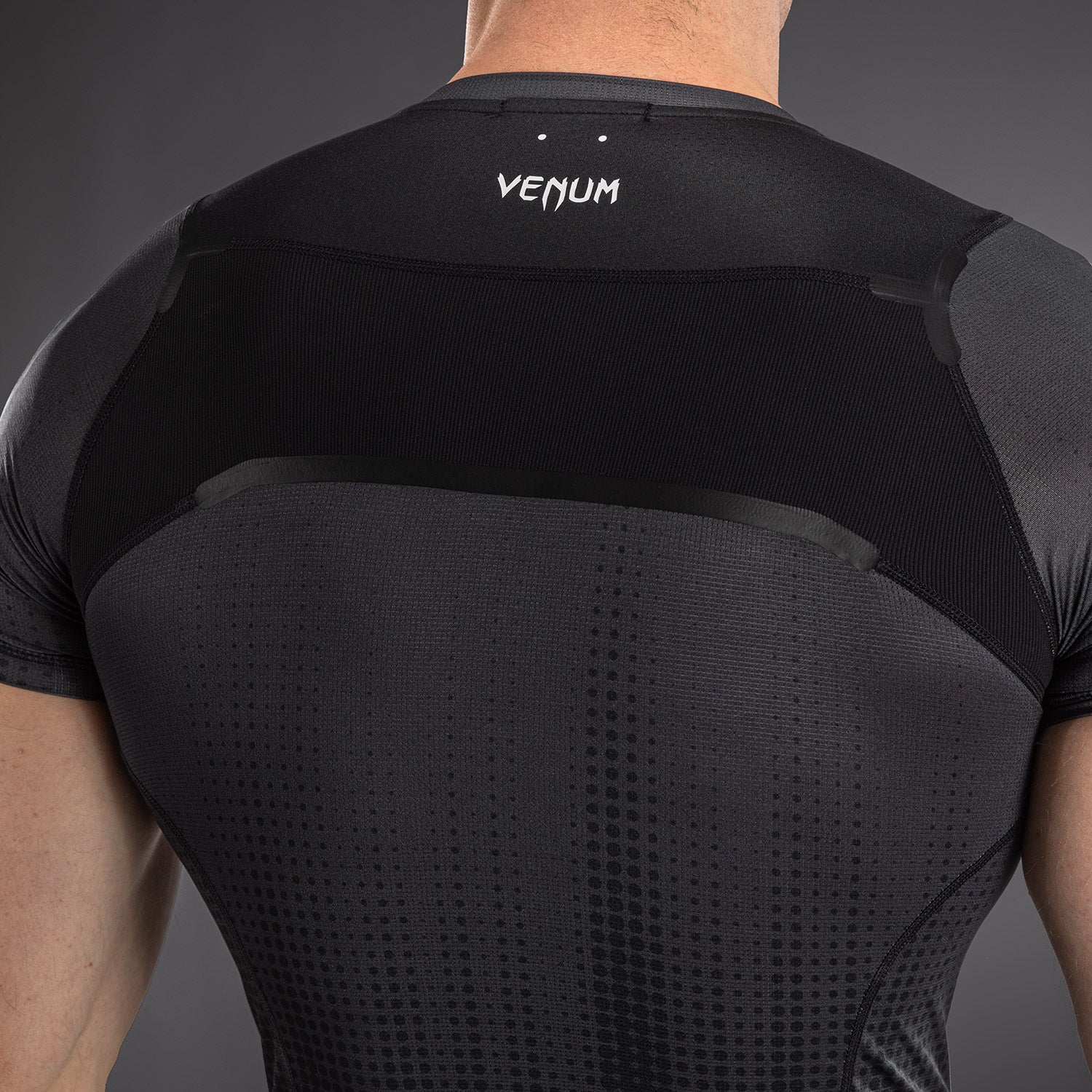 Venum Stealth Kurzarm Rashguard – Schwarz/Weiß - Image 6