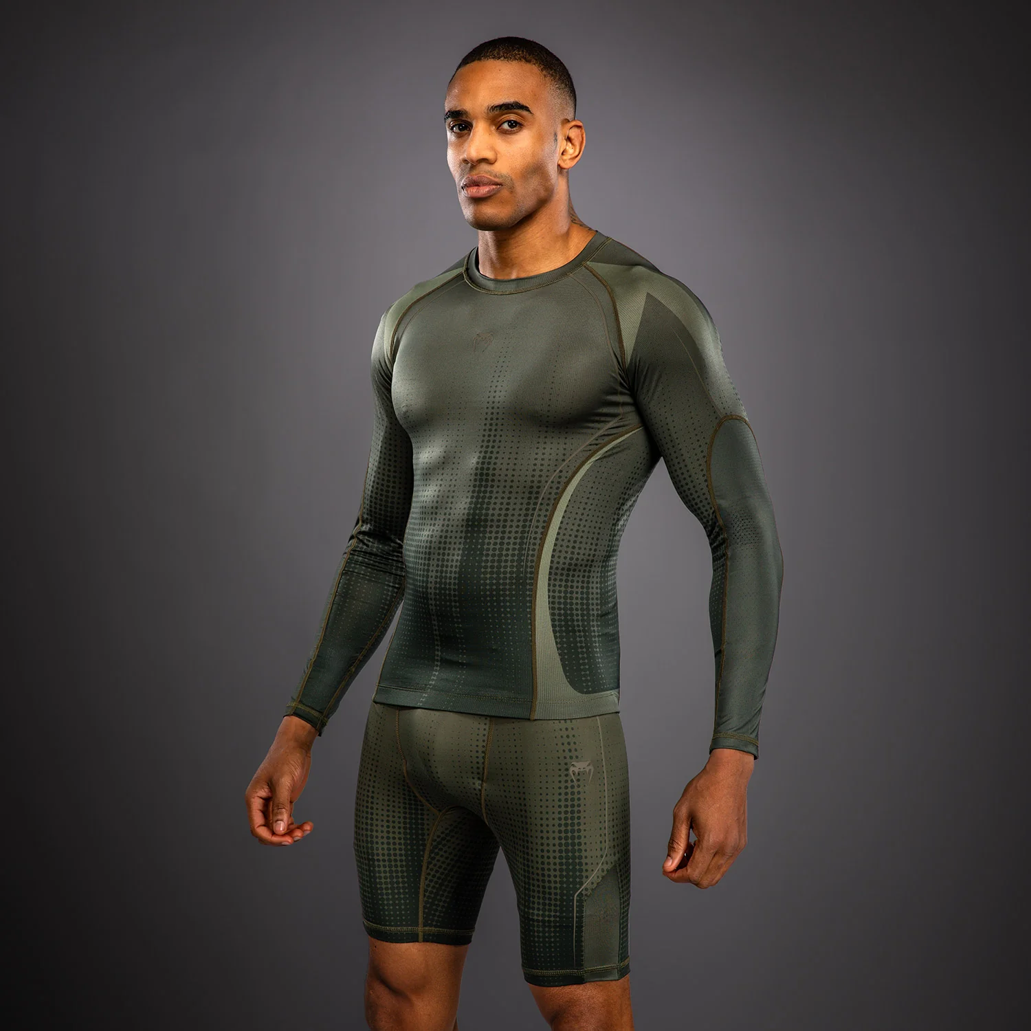 Venum Stealth Langarm Rashguard – Khaki/Dunkelgrün - Image 2
