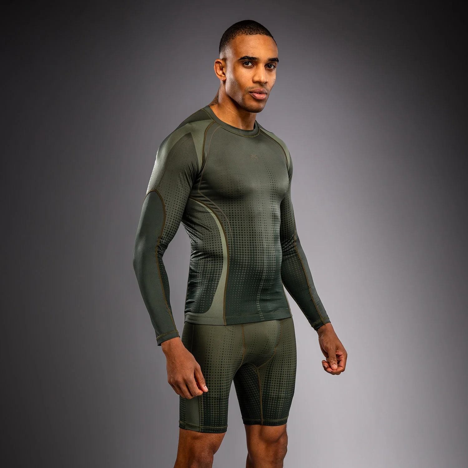 Venum Stealth Langarm Rashguard – Khaki/Dunkelgrün - Image 3