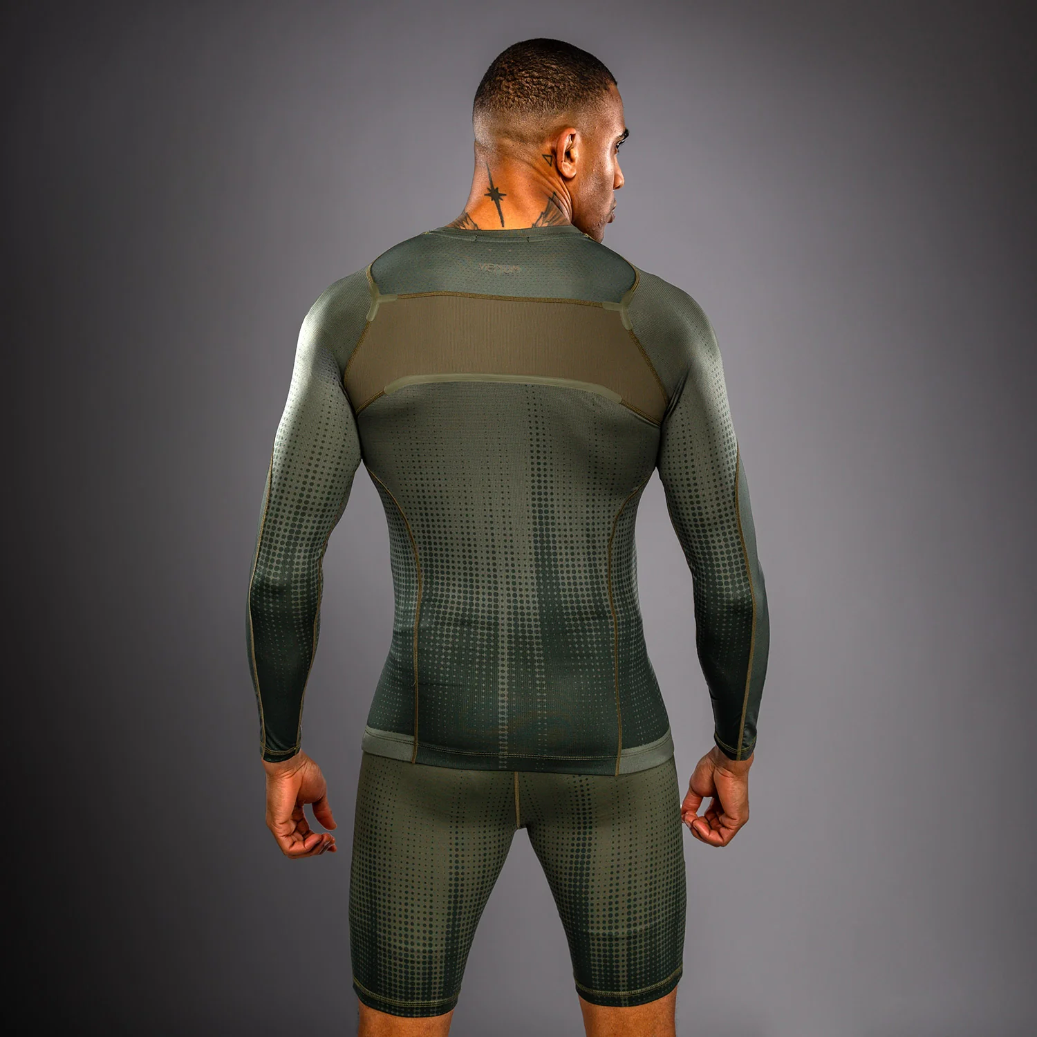Venum Stealth Langarm Rashguard – Khaki/Dunkelgrün - Image 4