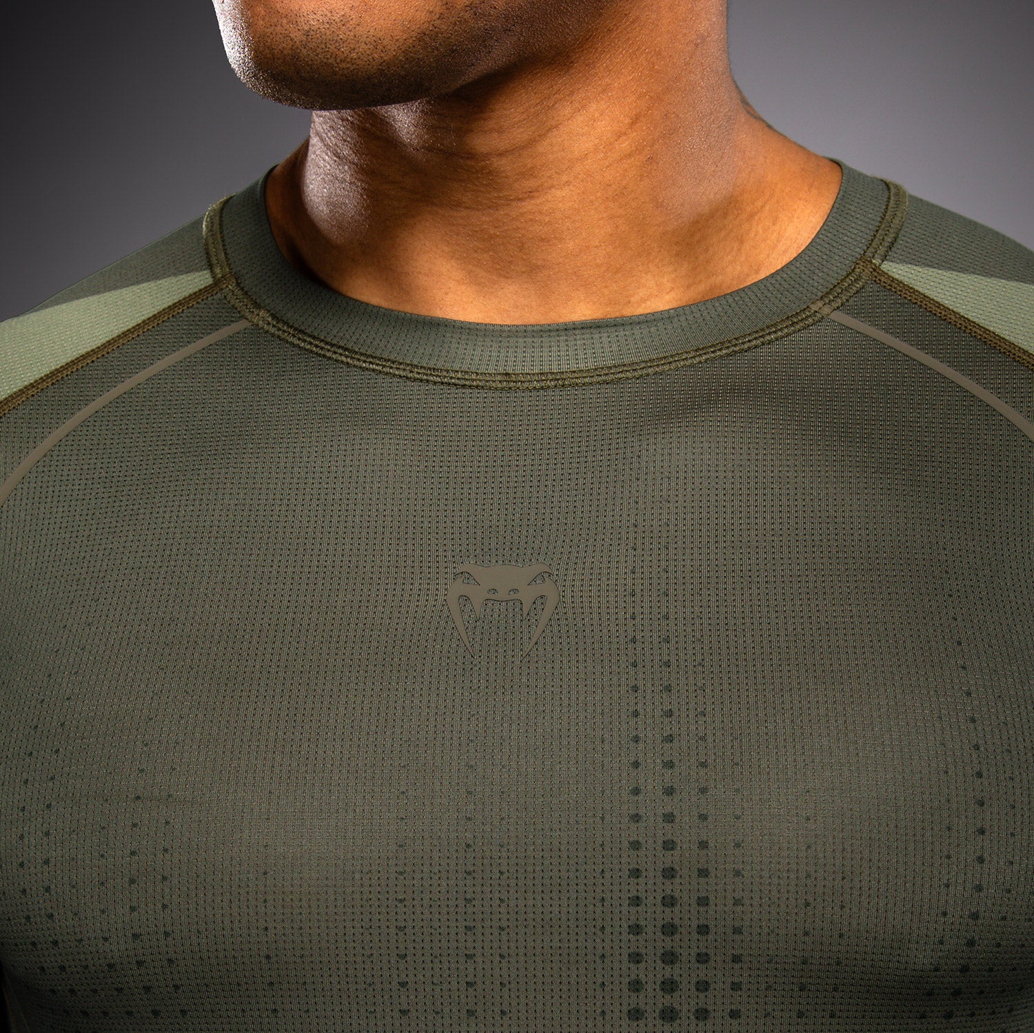 Venum Stealth Langarm Rashguard – Khaki/Dunkelgrün - Image 5