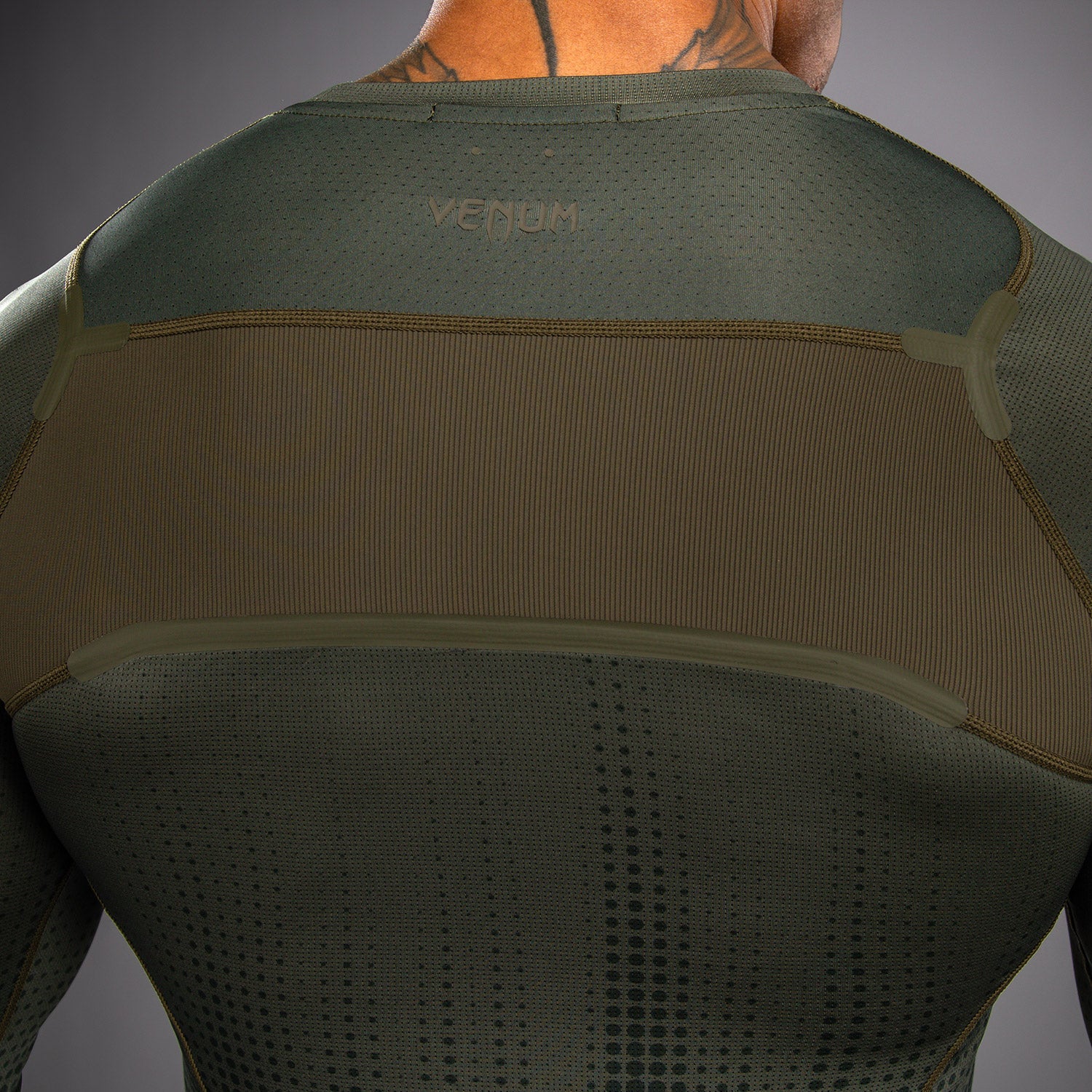 Venum Stealth Langarm Rashguard – Khaki/Dunkelgrün - Image 6