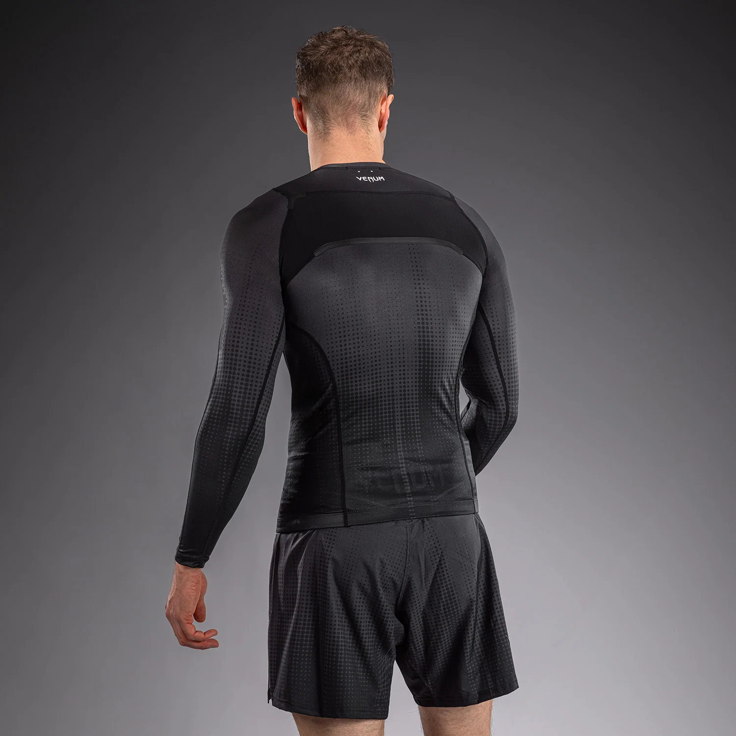 Venum Stealth Langarm Rashguard – Schwarz/Weiß - Image 4