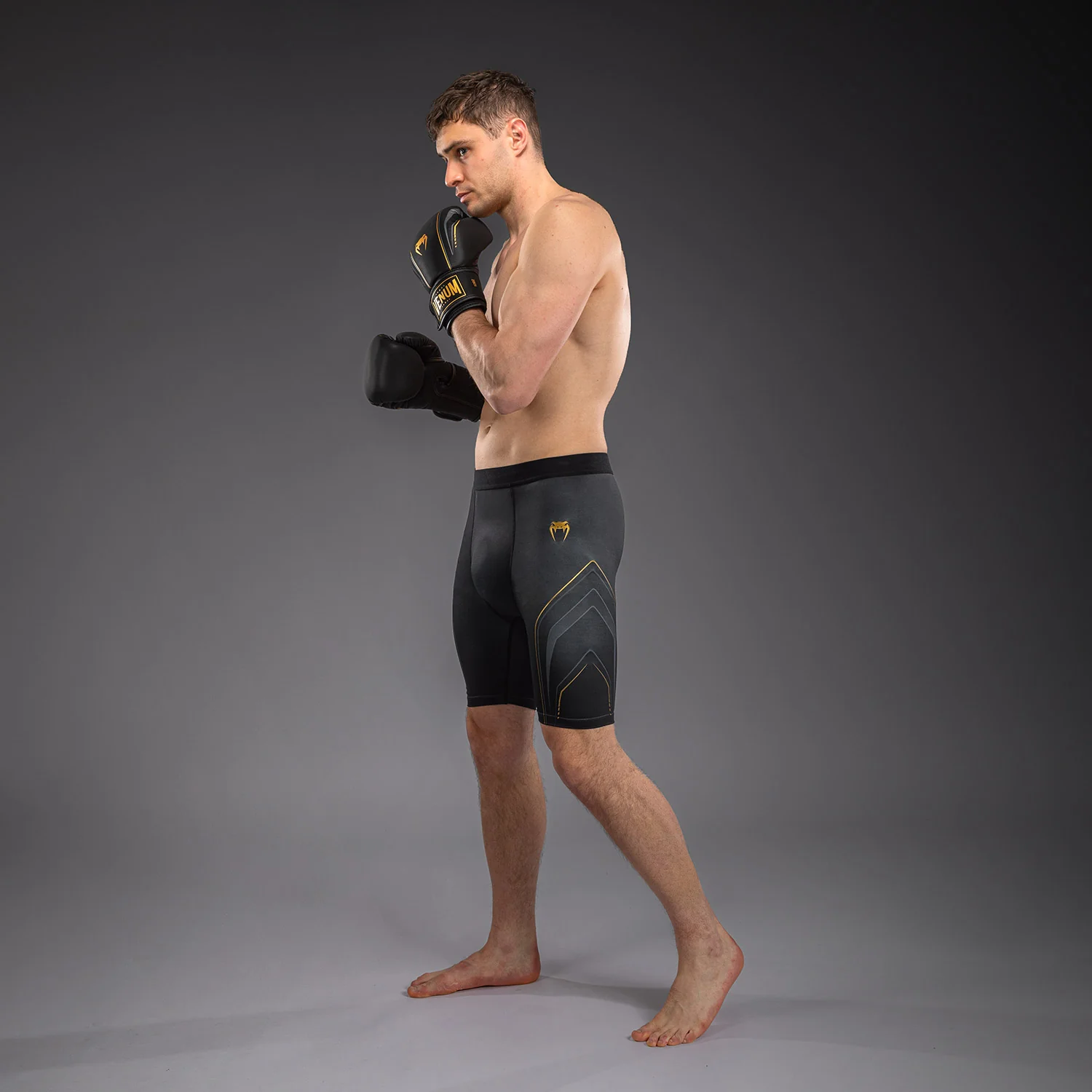 Venum Streamline Kompressionsshort – Schwarz/Gold - Image 3
