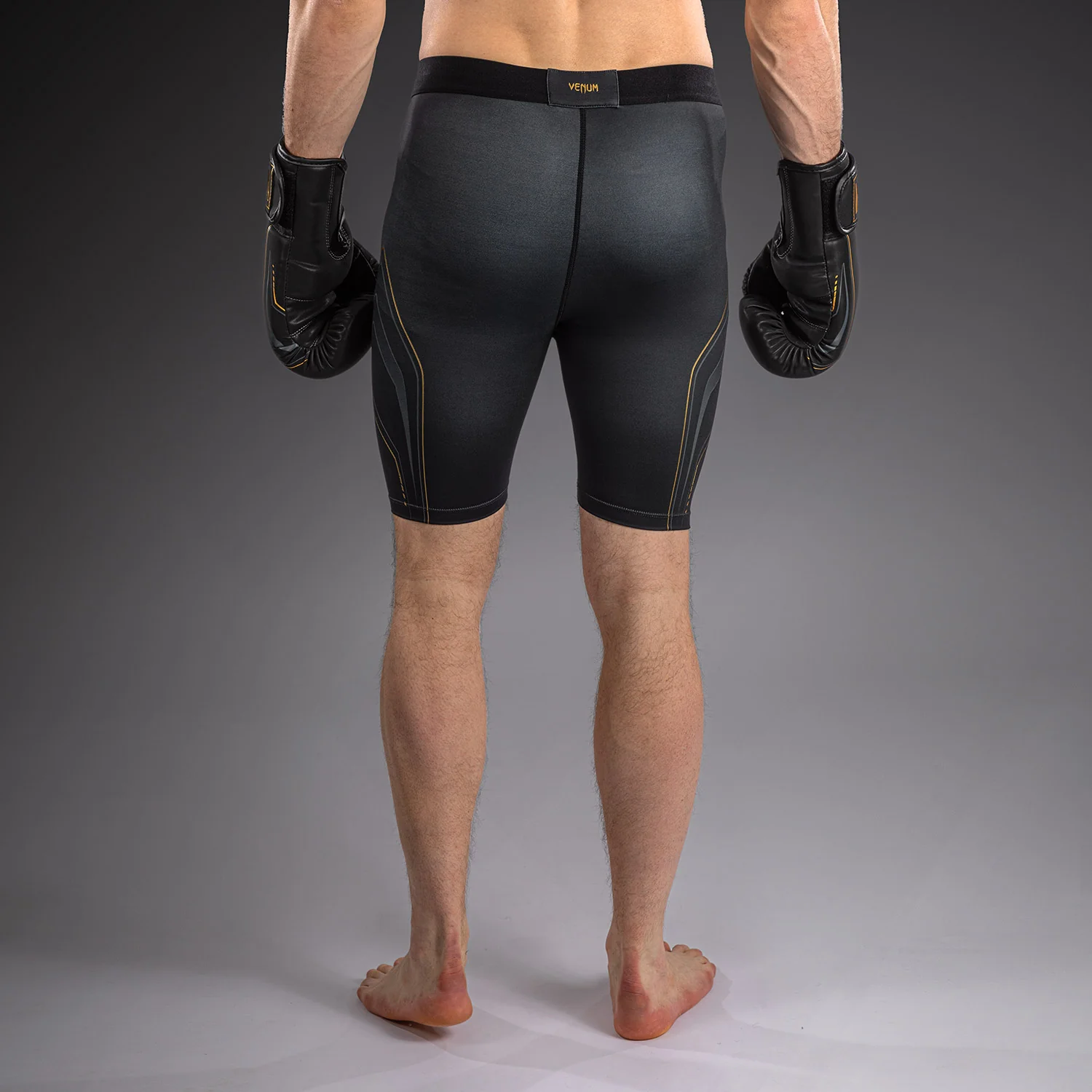 Venum Streamline Kompressionsshort – Schwarz/Gold - Image 4
