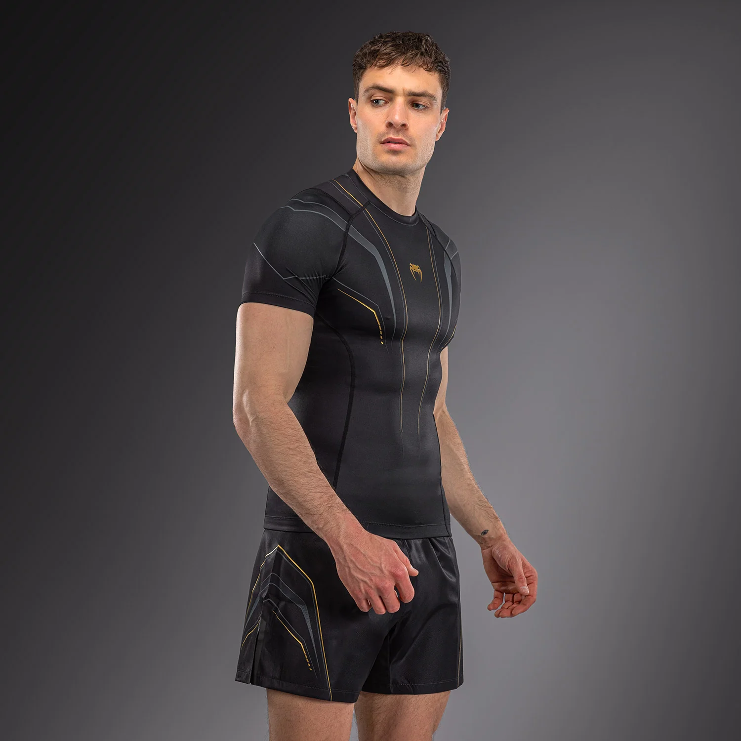 Venum Streamline Kurzarm Rashguards – Schwarz/Gold - Image 2