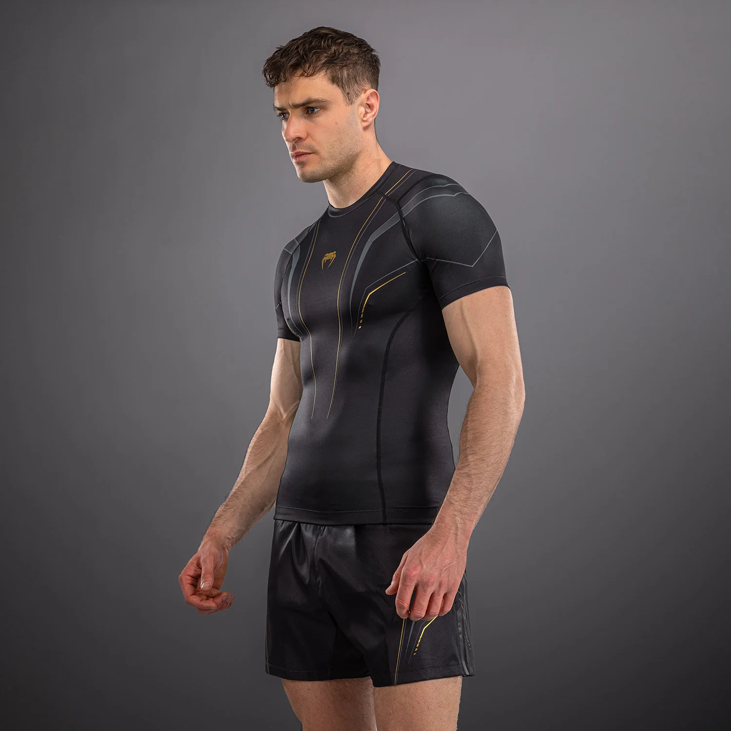 Venum Streamline Kurzarm Rashguards – Schwarz/Gold - Image 3