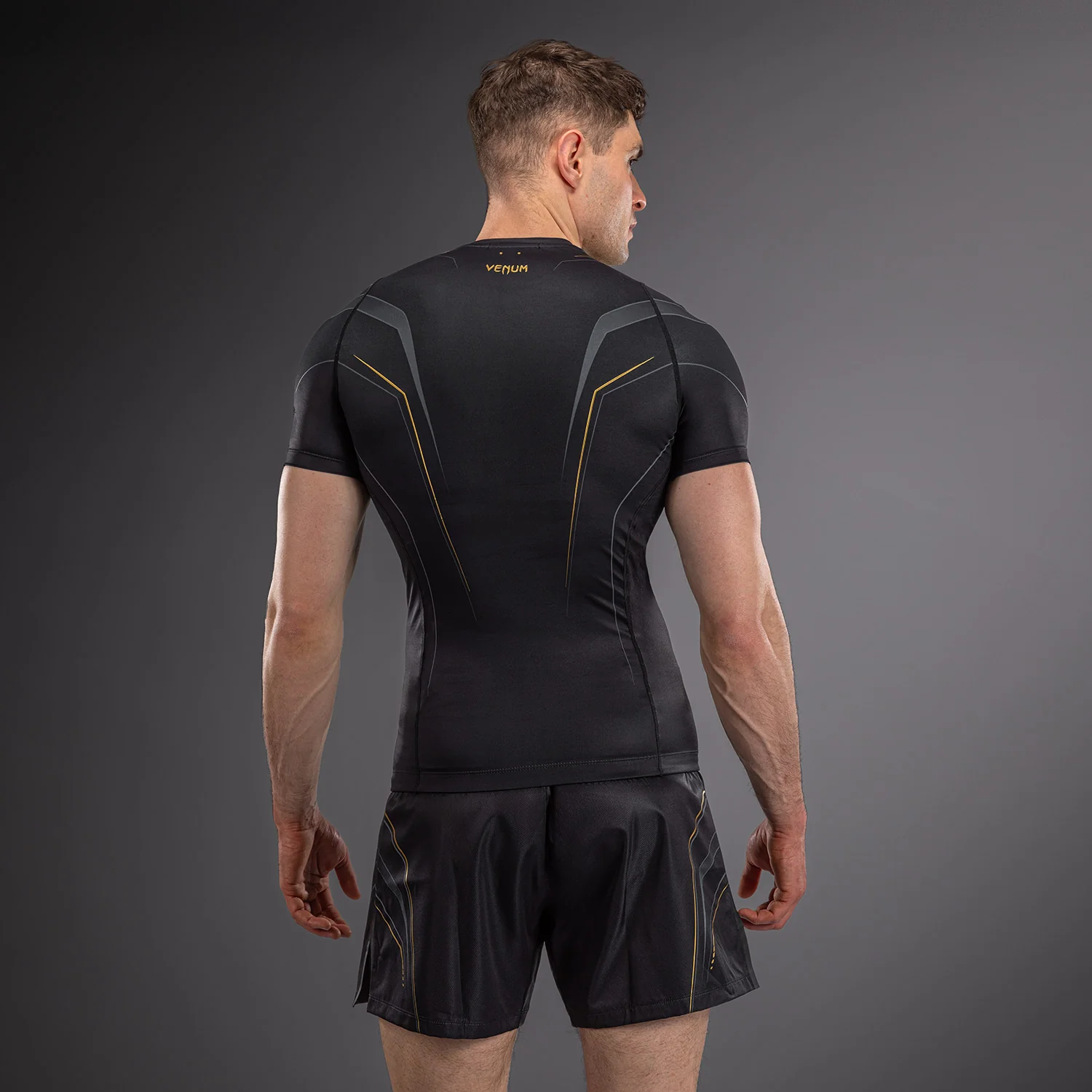 Venum Streamline Kurzarm Rashguards – Schwarz/Gold - Image 4