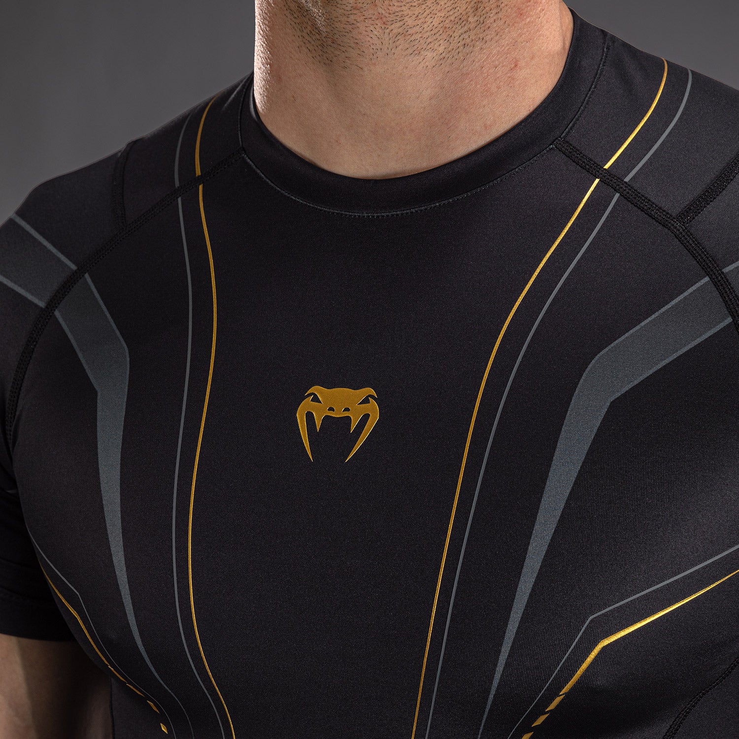 Venum Streamline Kurzarm Rashguards – Schwarz/Gold - Image 5