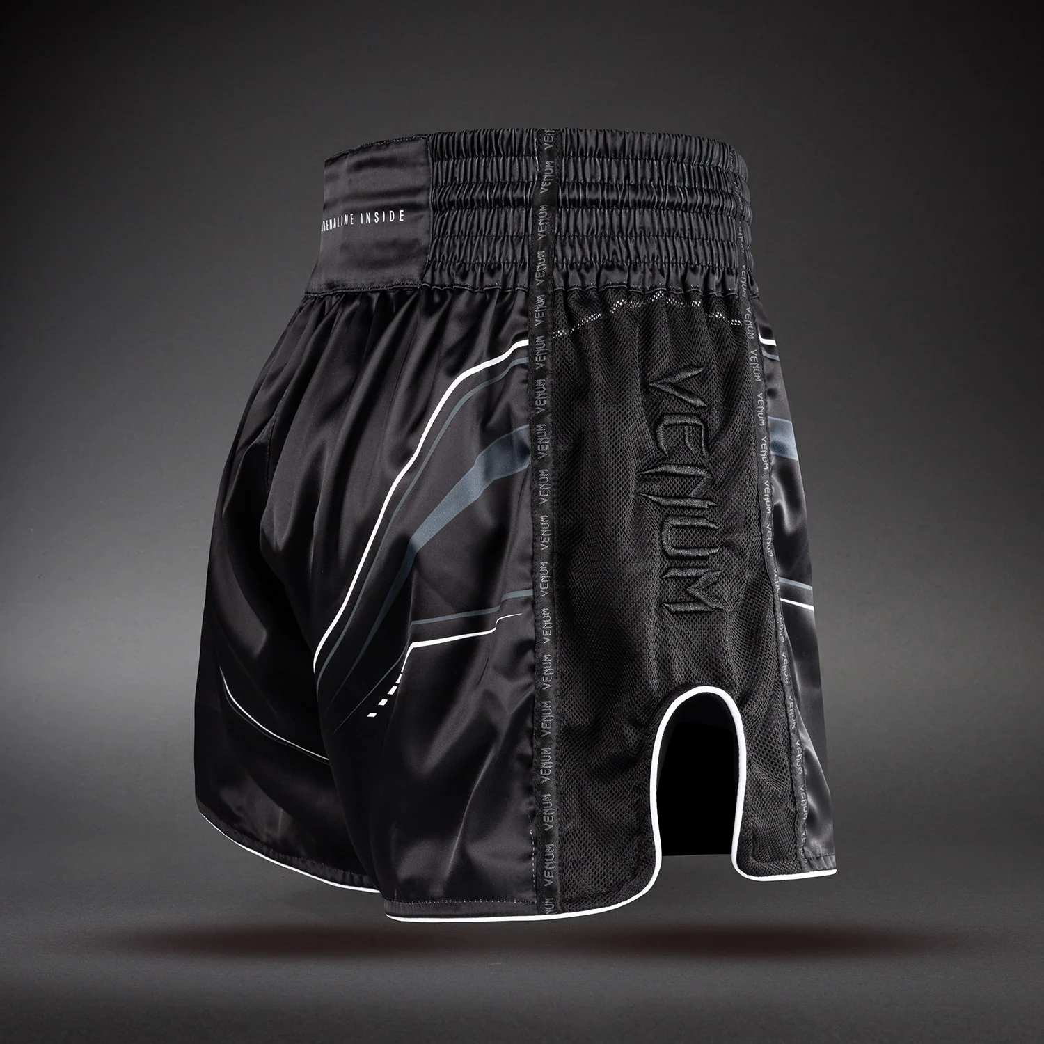 Venum Streamline Muay-Thai-Shorts – Schwarz/Weiß - Image 4