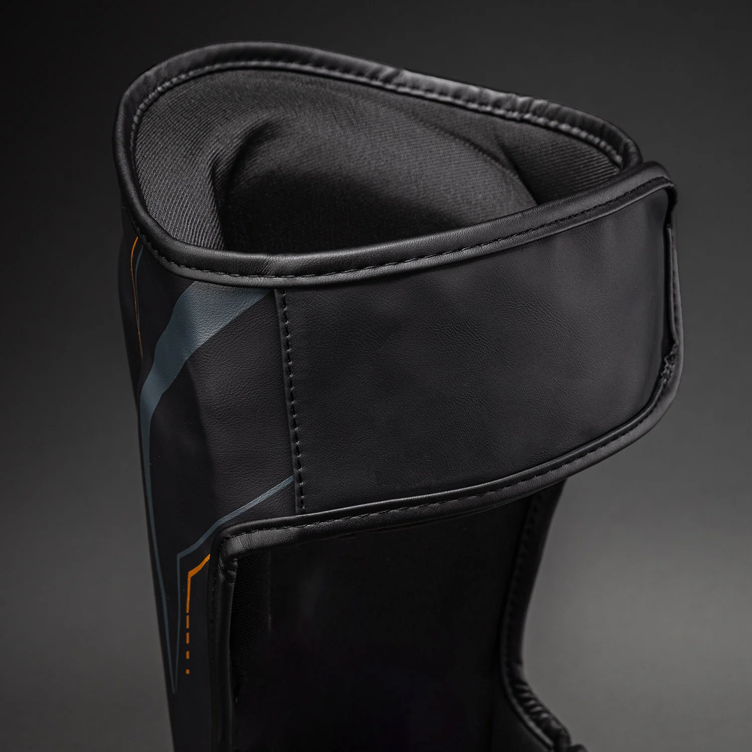 Venum Streamline Schienbeinschoner – Schwarz/Gold - Image 3