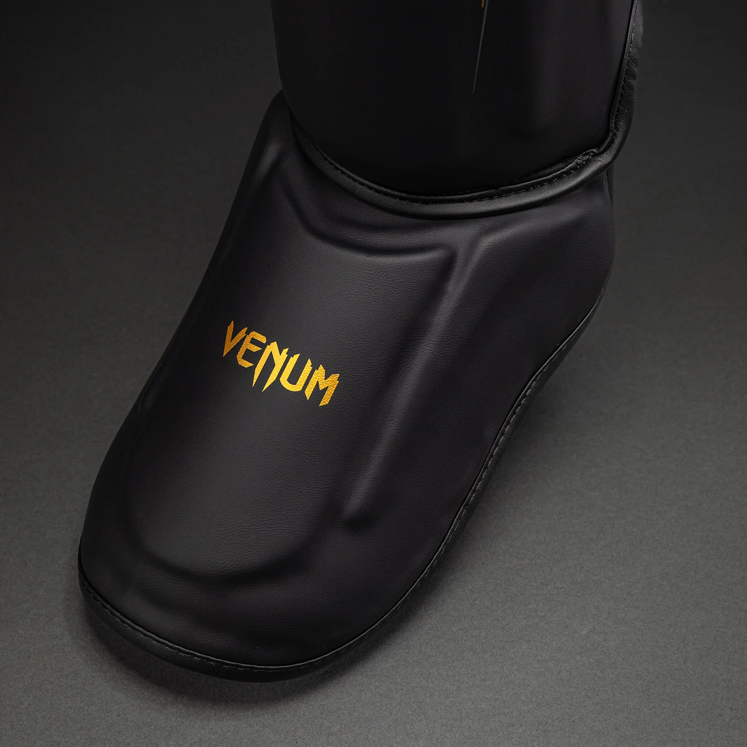 Venum Streamline Schienbeinschoner – Schwarz/Gold - Image 4