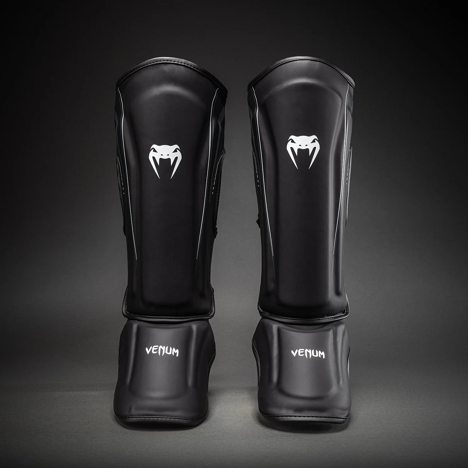 Venum Streamline Schienbeinschoner – Schwarz/Weiß - Image 2