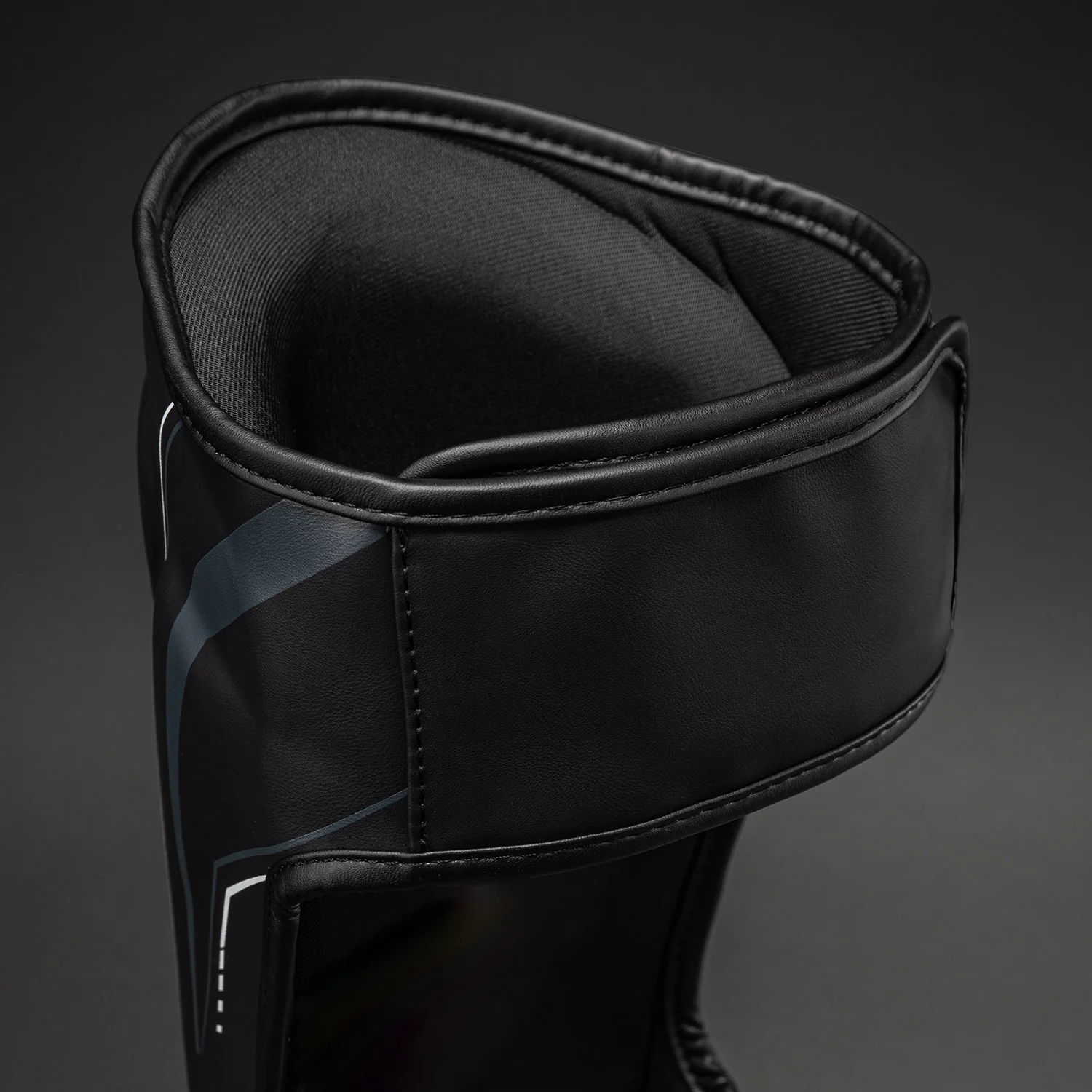 Venum Streamline Schienbeinschoner – Schwarz/Weiß - Image 3