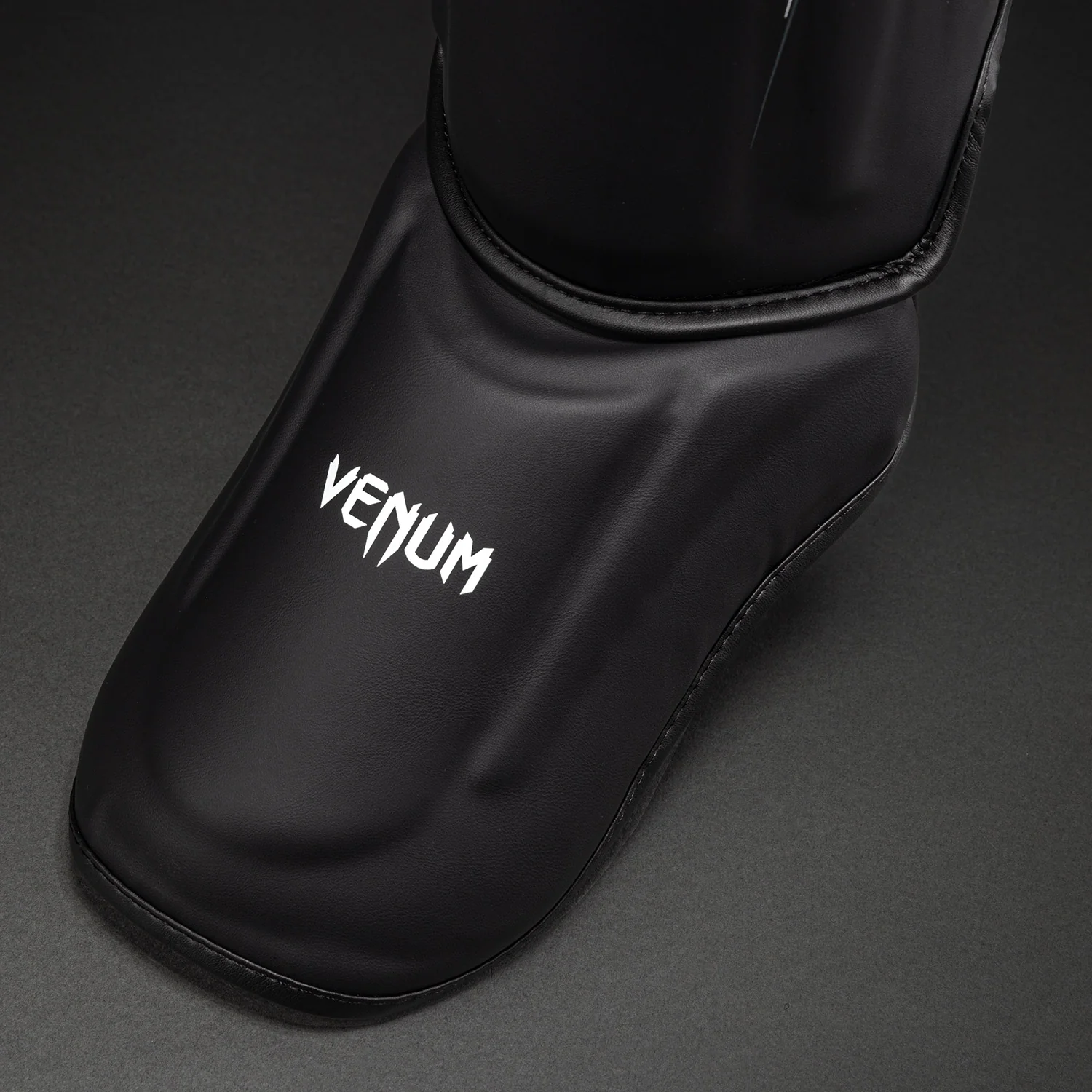 Venum Streamline Schienbeinschoner – Schwarz/Weiß - Image 4