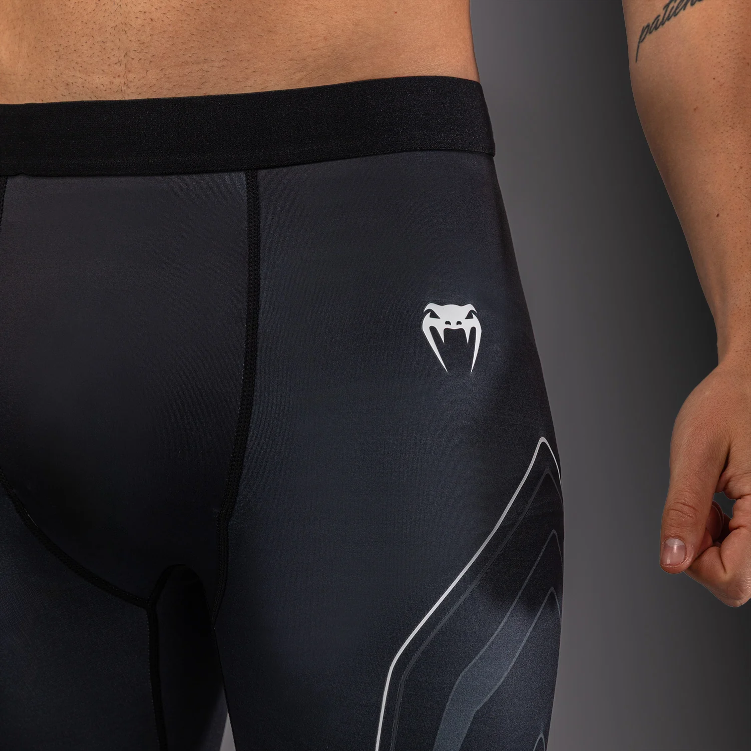 Venum Streamline Vale Tudo Shorts – Schwarz/Weiß - Image 4