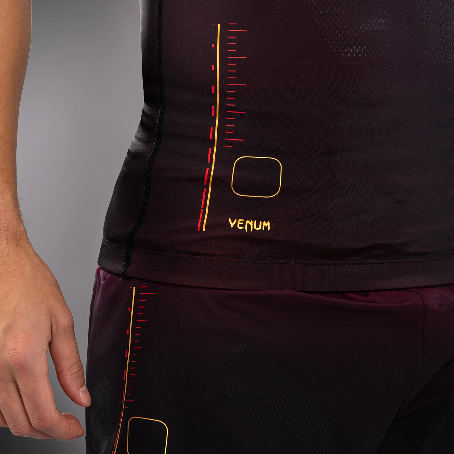 Venum Tactical XT Ärmellos Rashguard für Männer - Schwarz/Burgund/Gold - Image 4