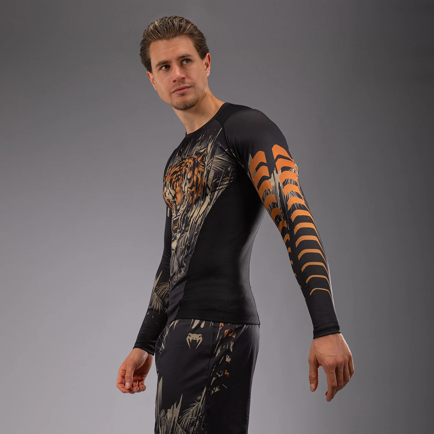 Venum Tiger Herren Langarm Rashguard - Schwarz/Neonorange - Image 2