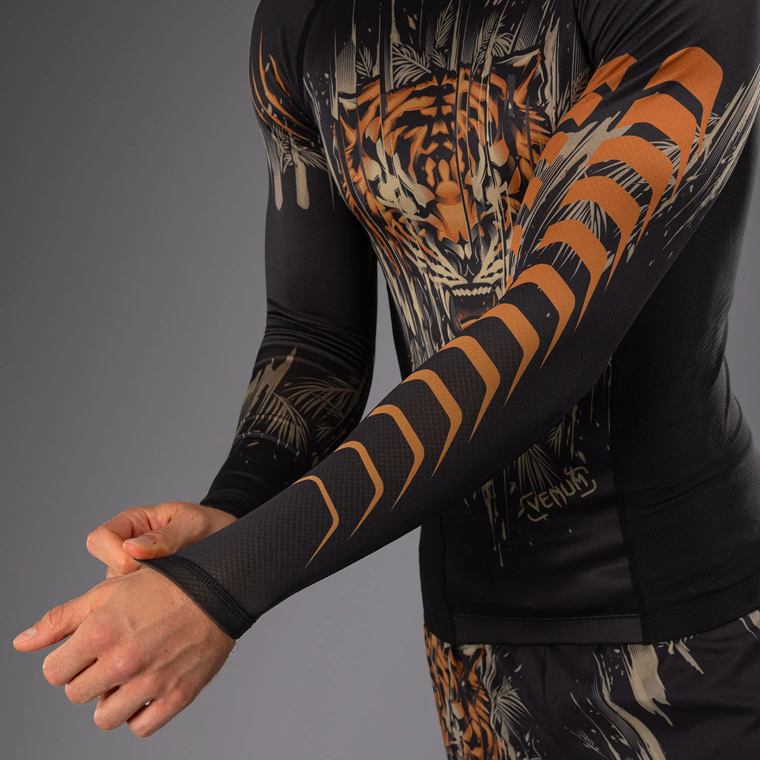 Venum Tiger Herren Langarm Rashguard - Schwarz/Neonorange - Image 6
