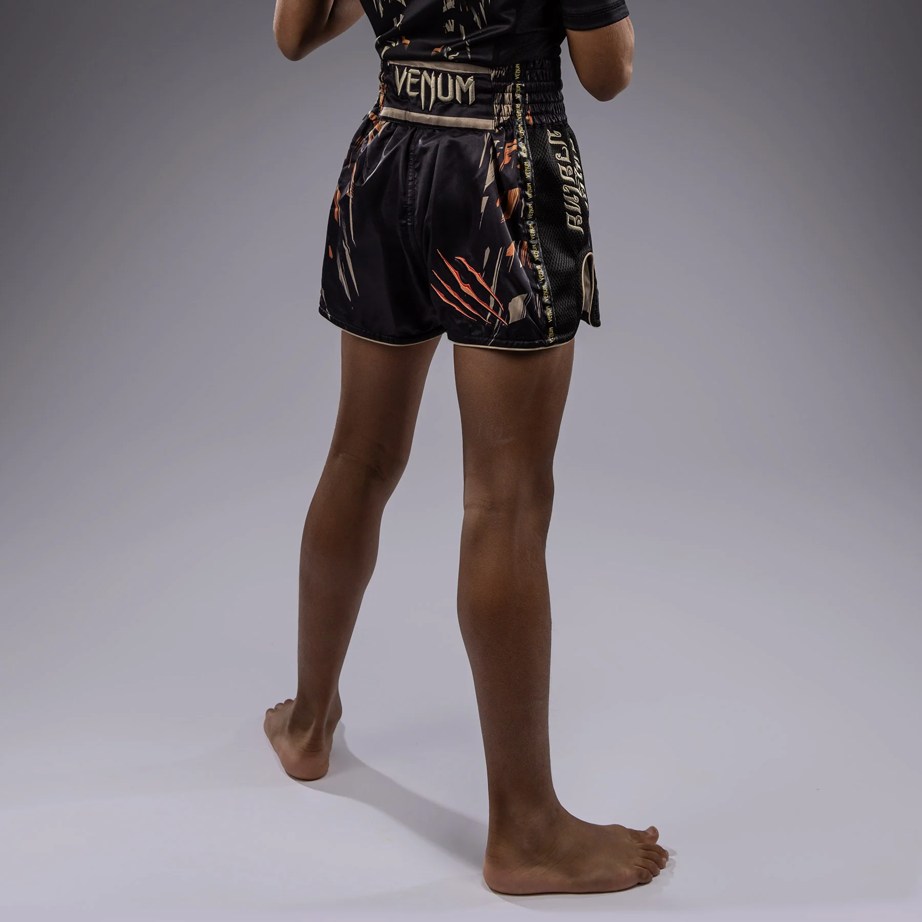 Venum Tiger Kinder Muay Thai Shorts - Schwarz/Neon Orange - Image 2