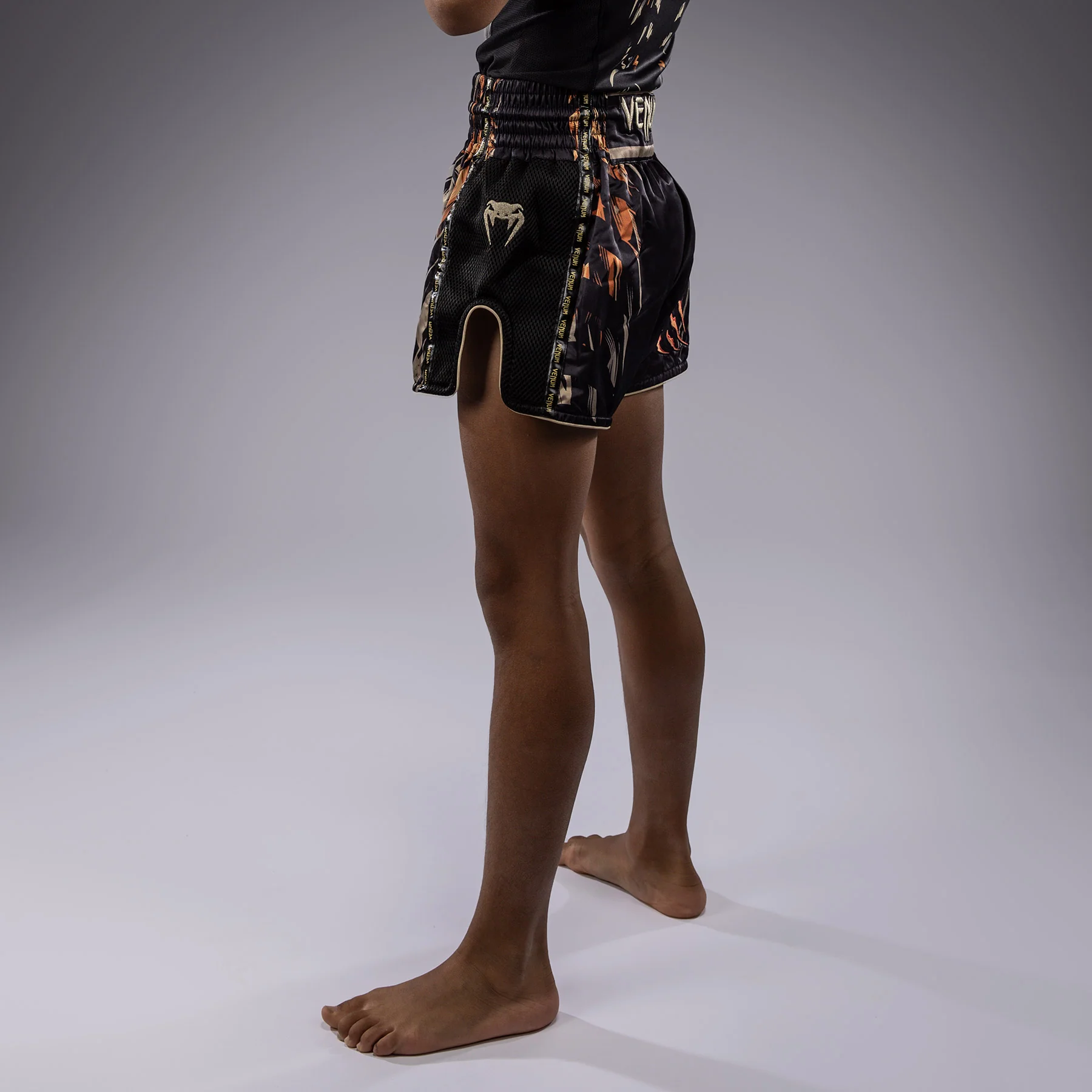 Venum Tiger Kinder Muay Thai Shorts - Schwarz/Neon Orange - Image 6