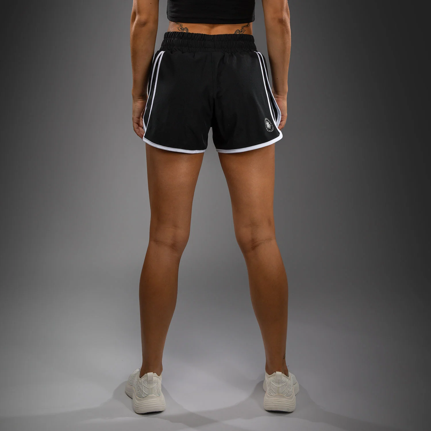 Venum Twilight Damen Trainingsshorts - Schwarz/Weiß - Image 3