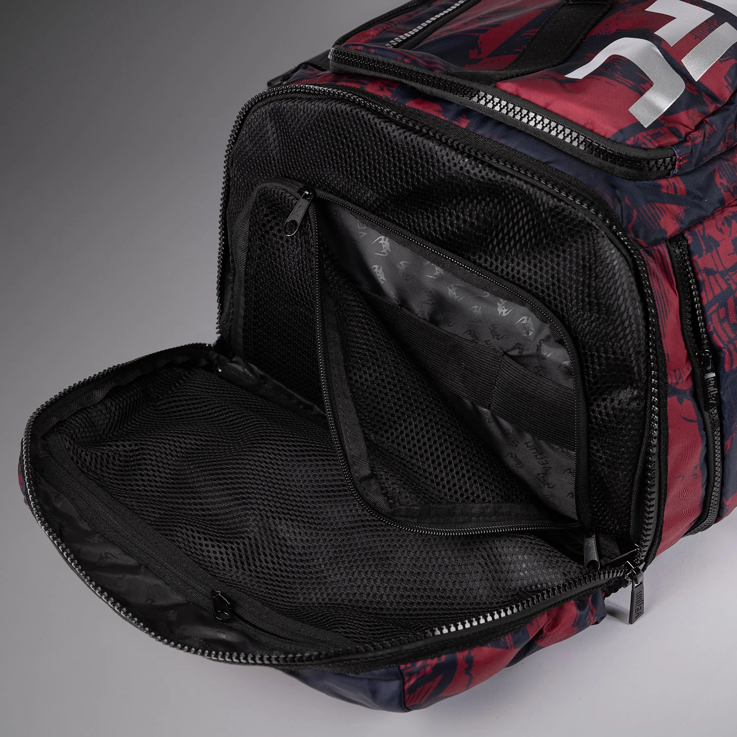 UFC Zenith by Venum Authentic Fight Week Sporttasche - Burgunder (48L) - Image 9